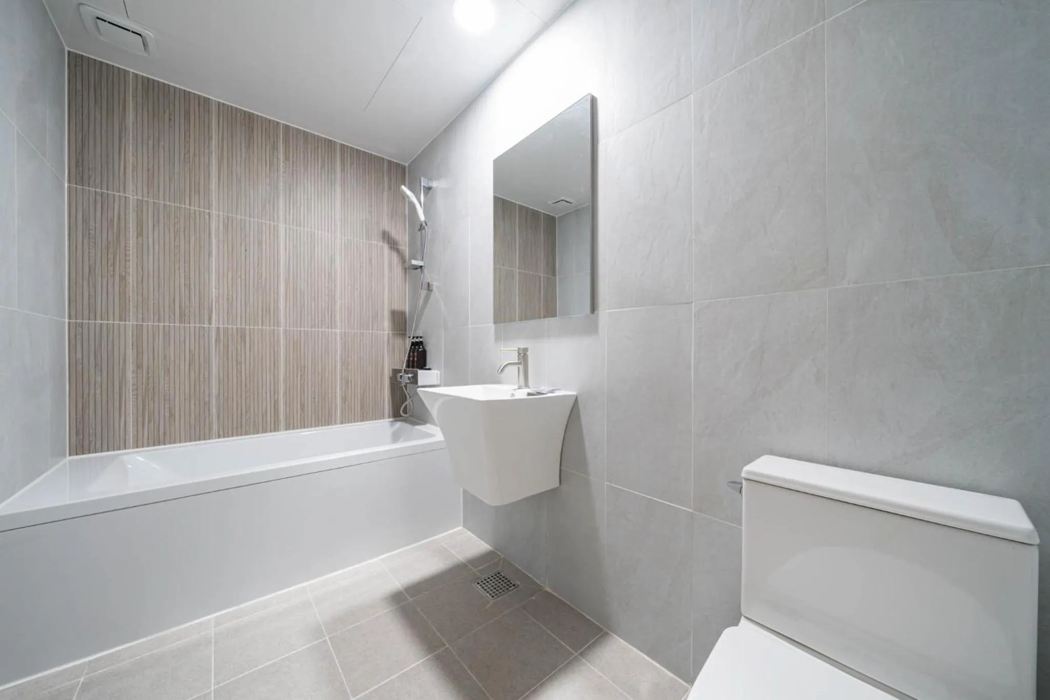 Shower in Hwajeong Jun Hotel