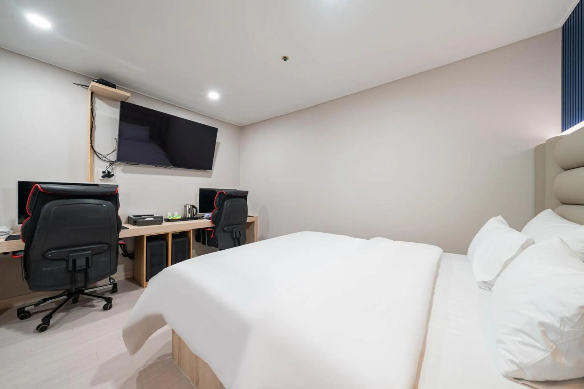 TV and multimedia, Bed in Hwajeong Jun Hotel