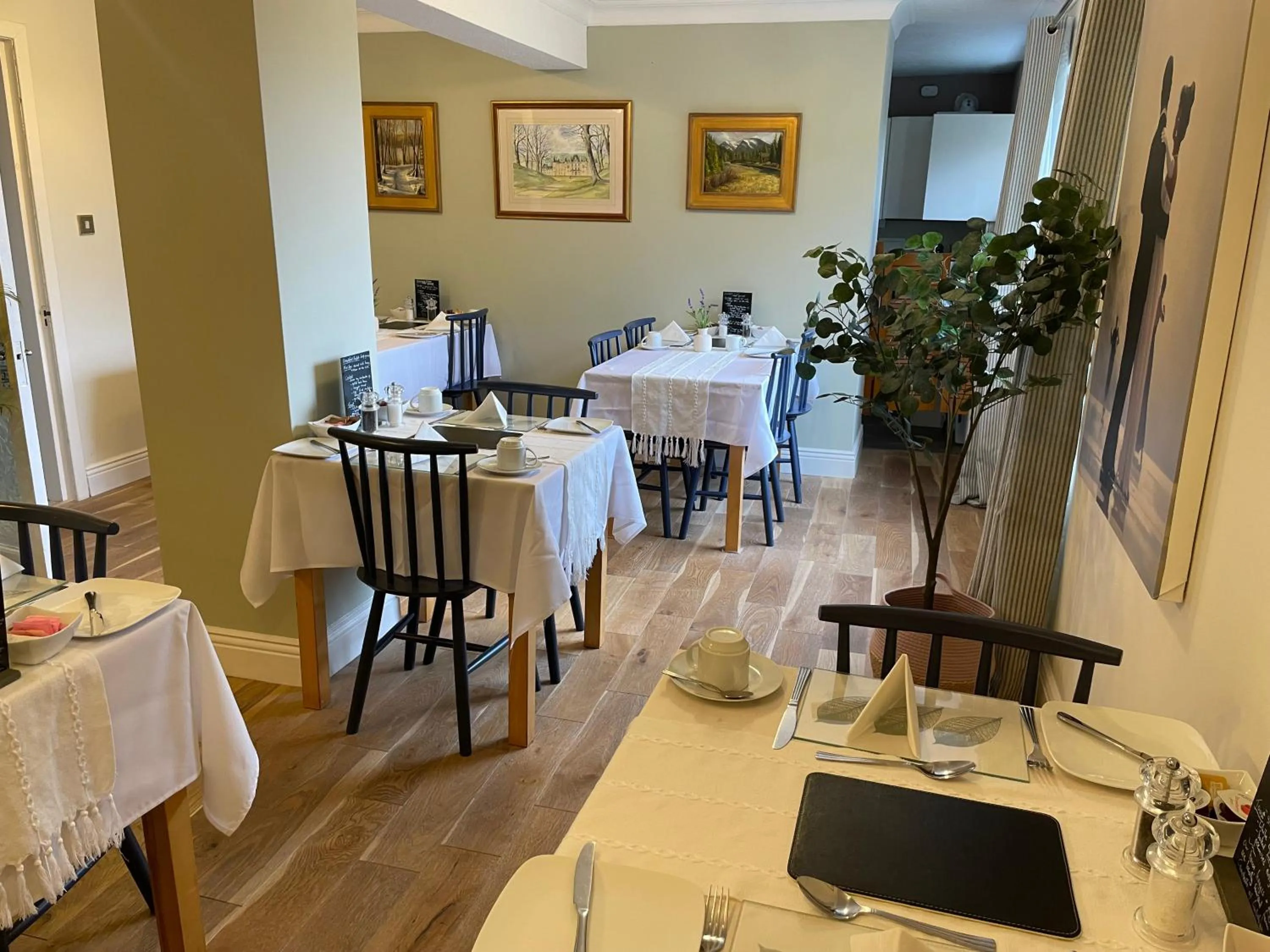 Restaurant/places to eat in Castlecroft Bed and Breakfast