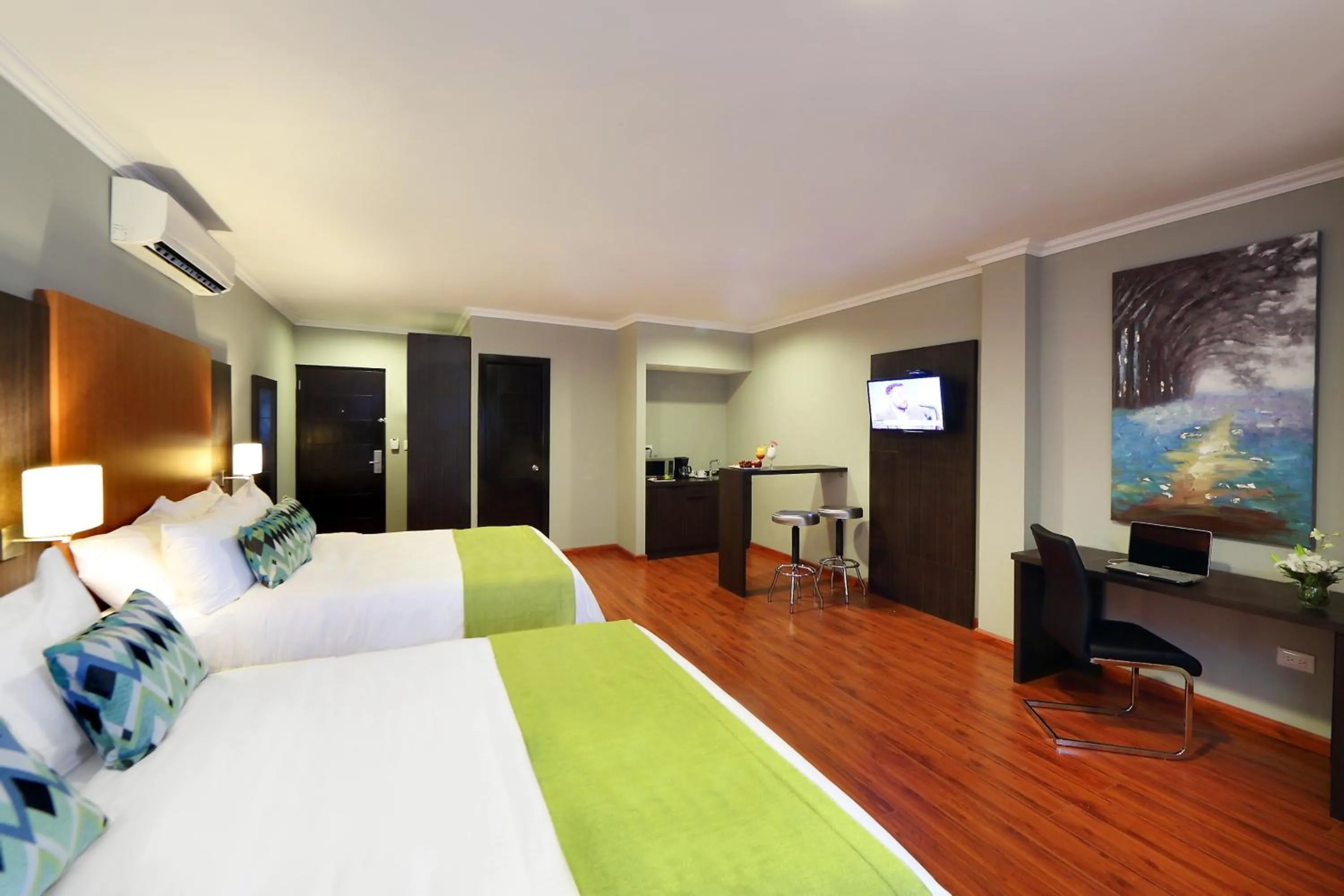 Photo of the whole room, Bed in Aranjuez Hotel & Suites