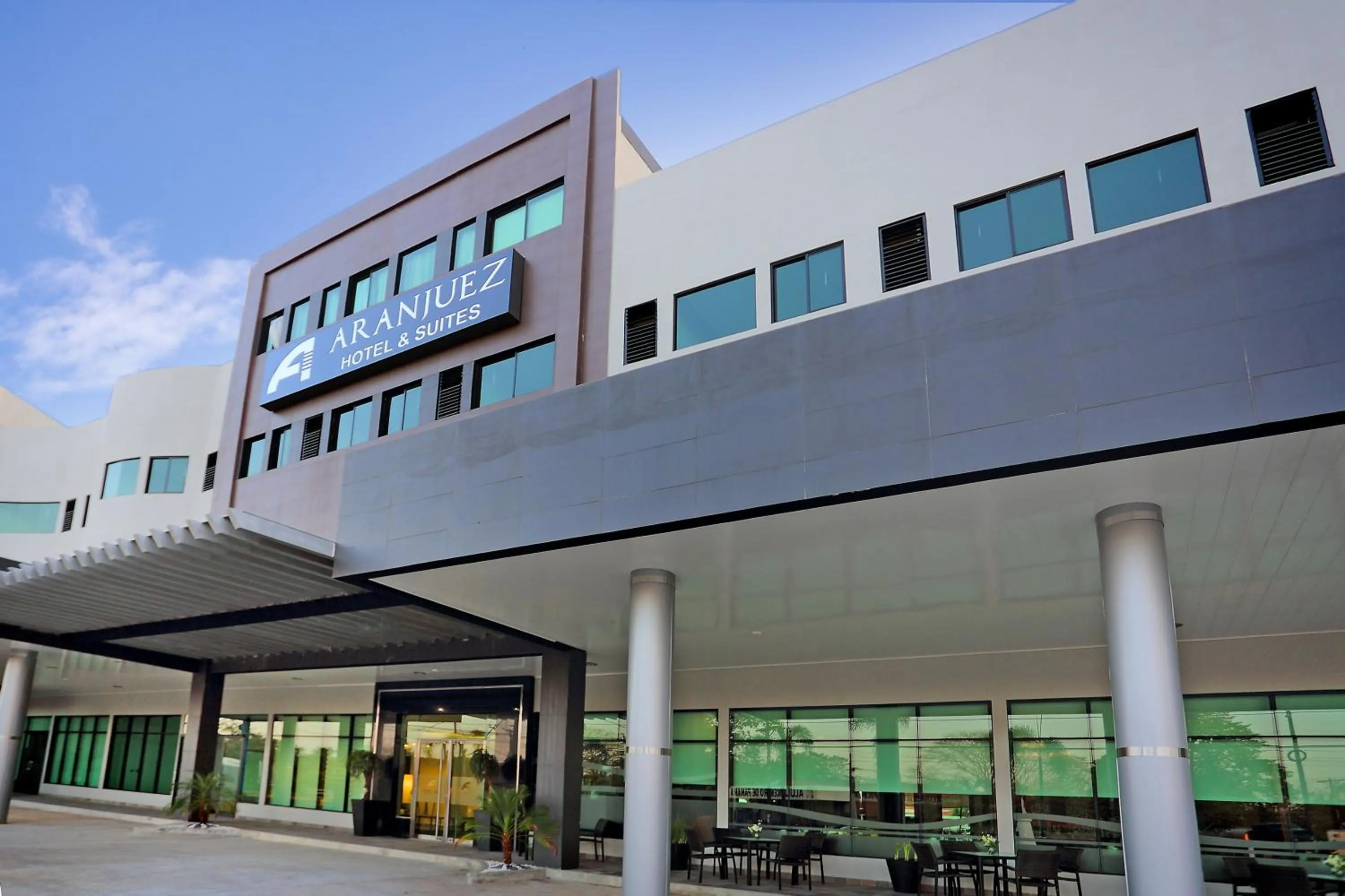Facade/entrance in Aranjuez Hotel & Suites