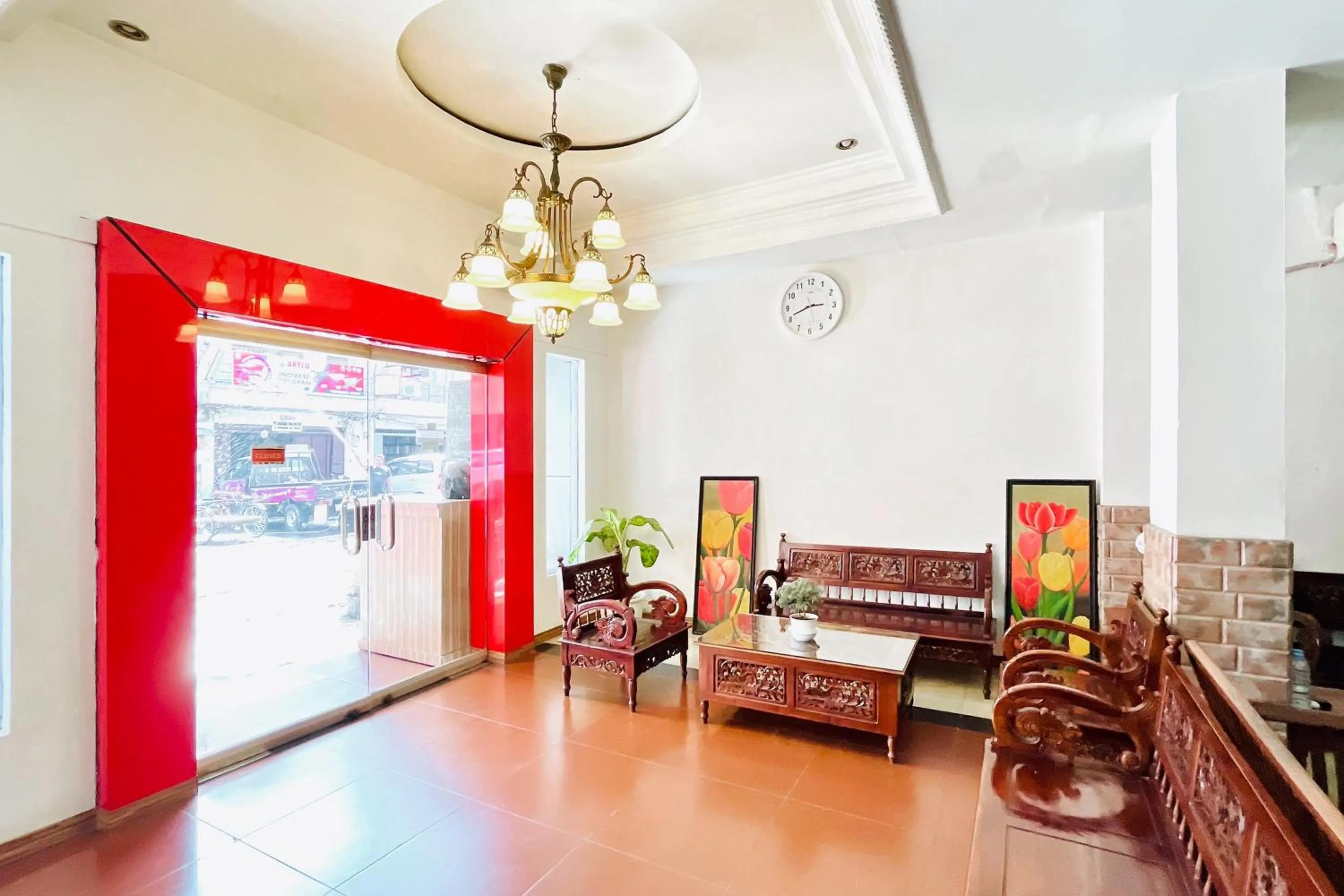 Seating area in Urbanview Hotel Grand Mohaga Medan