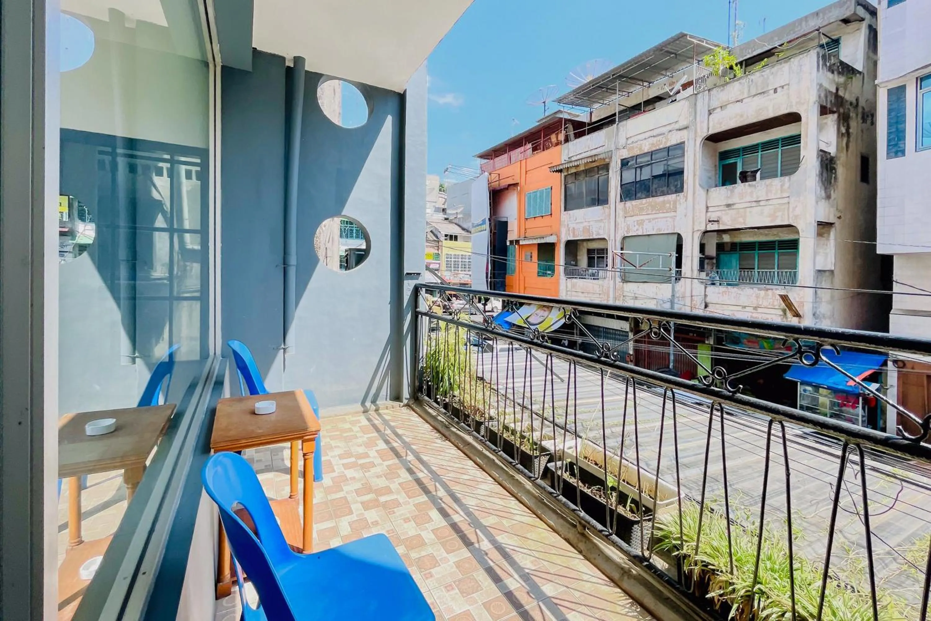 Seating area in Urbanview Hotel Grand Mohaga Medan