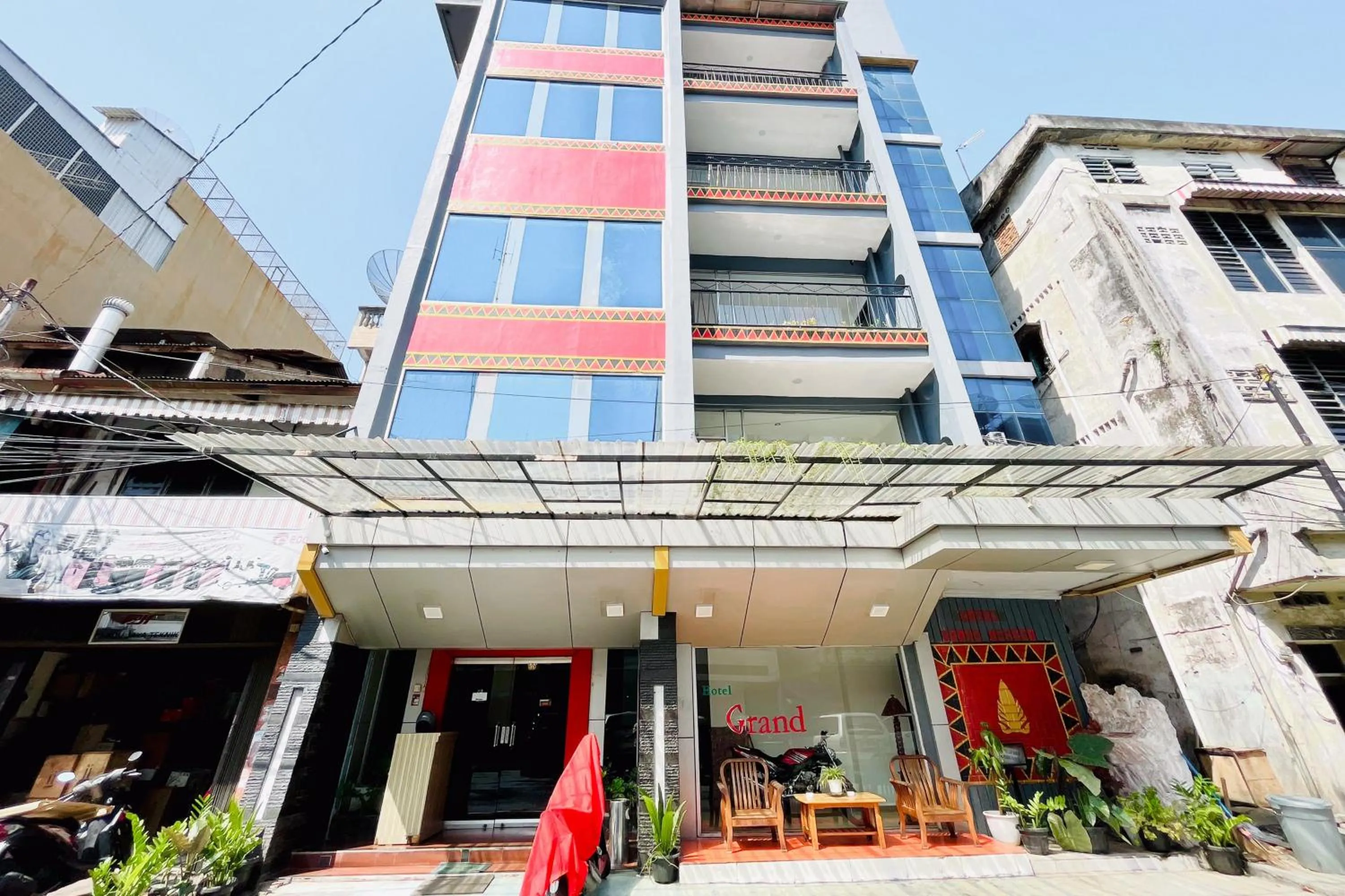 Facade/entrance in Urbanview Hotel Grand Mohaga Medan