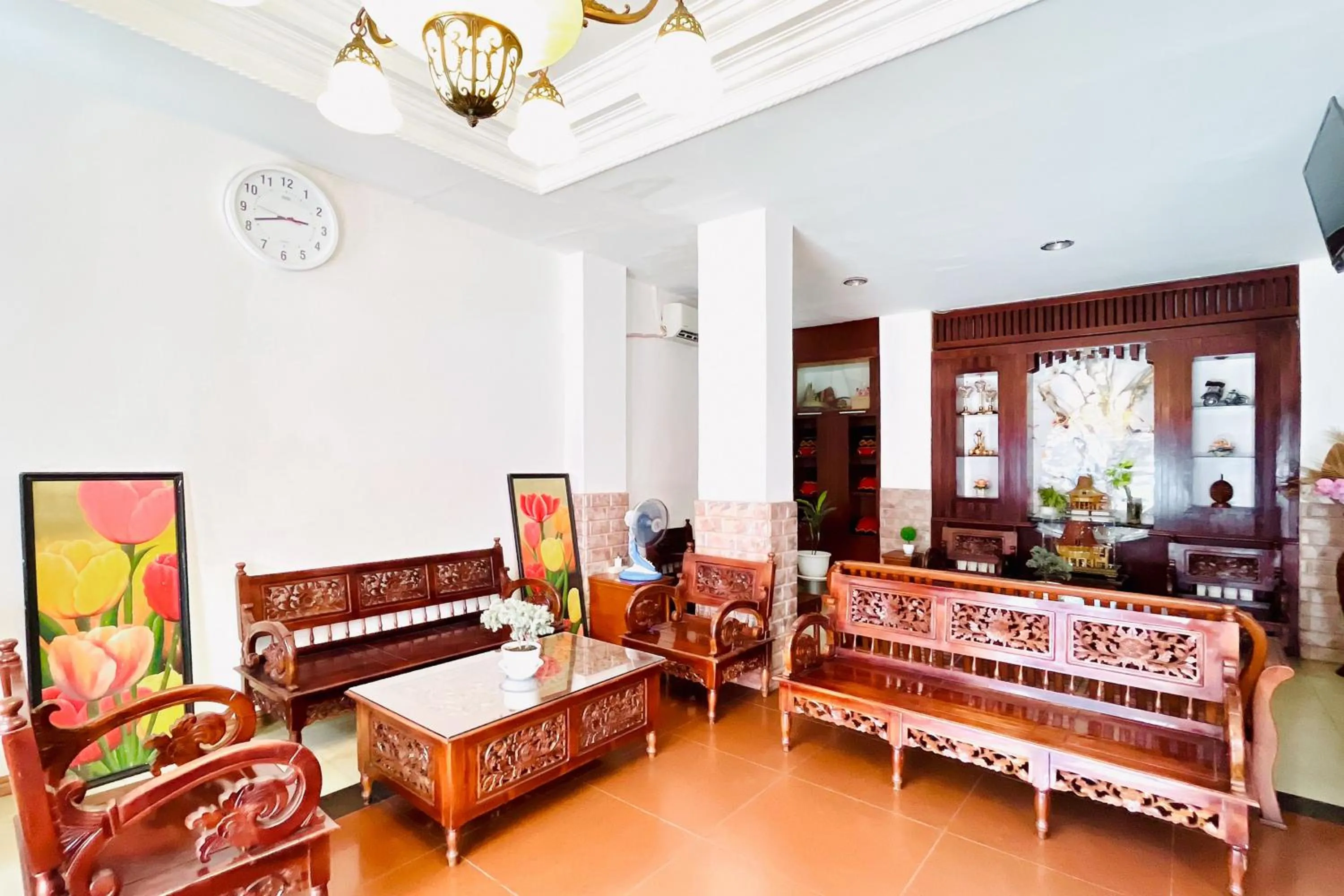 Seating area in Urbanview Hotel Grand Mohaga Medan