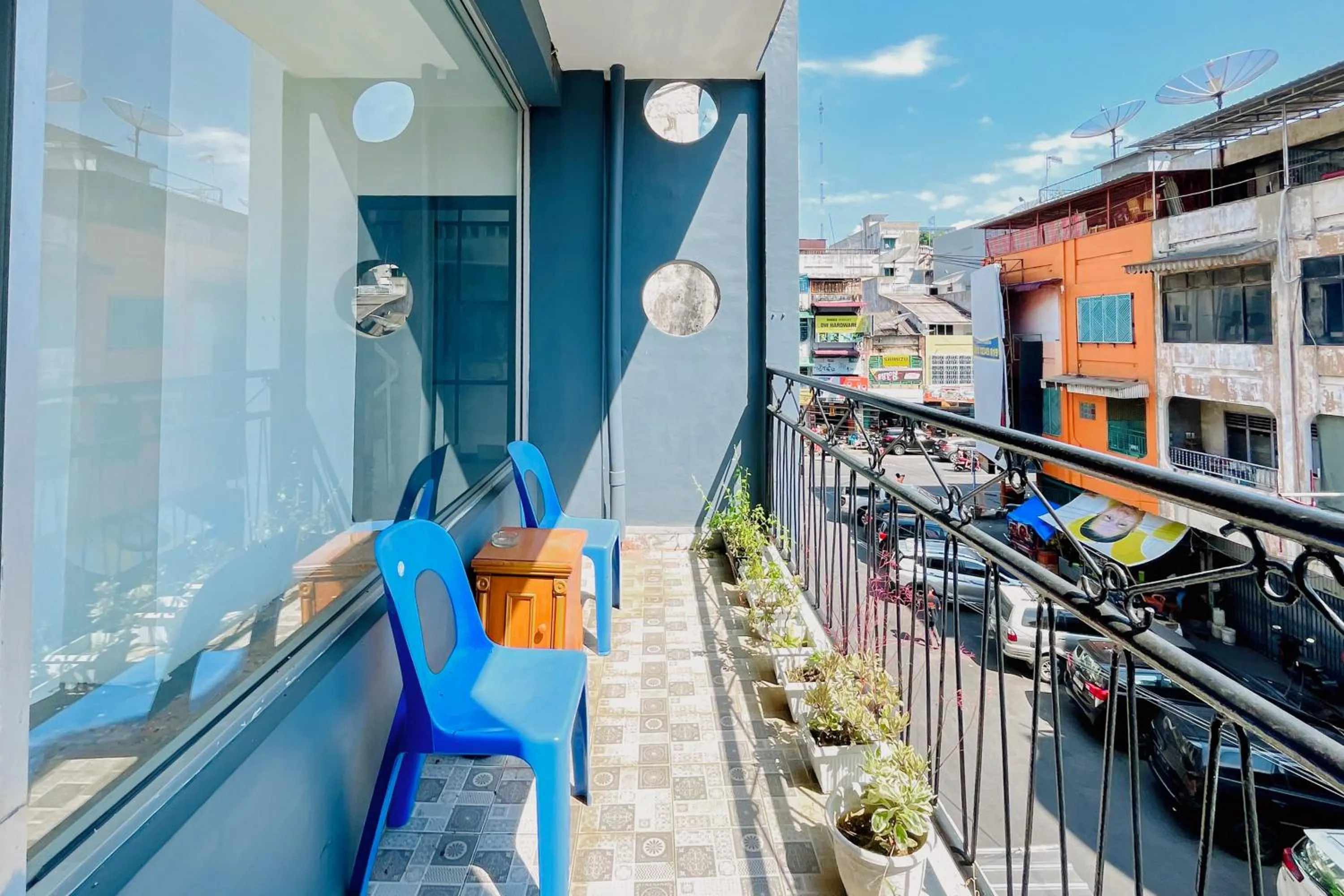 Seating area in Urbanview Hotel Grand Mohaga Medan