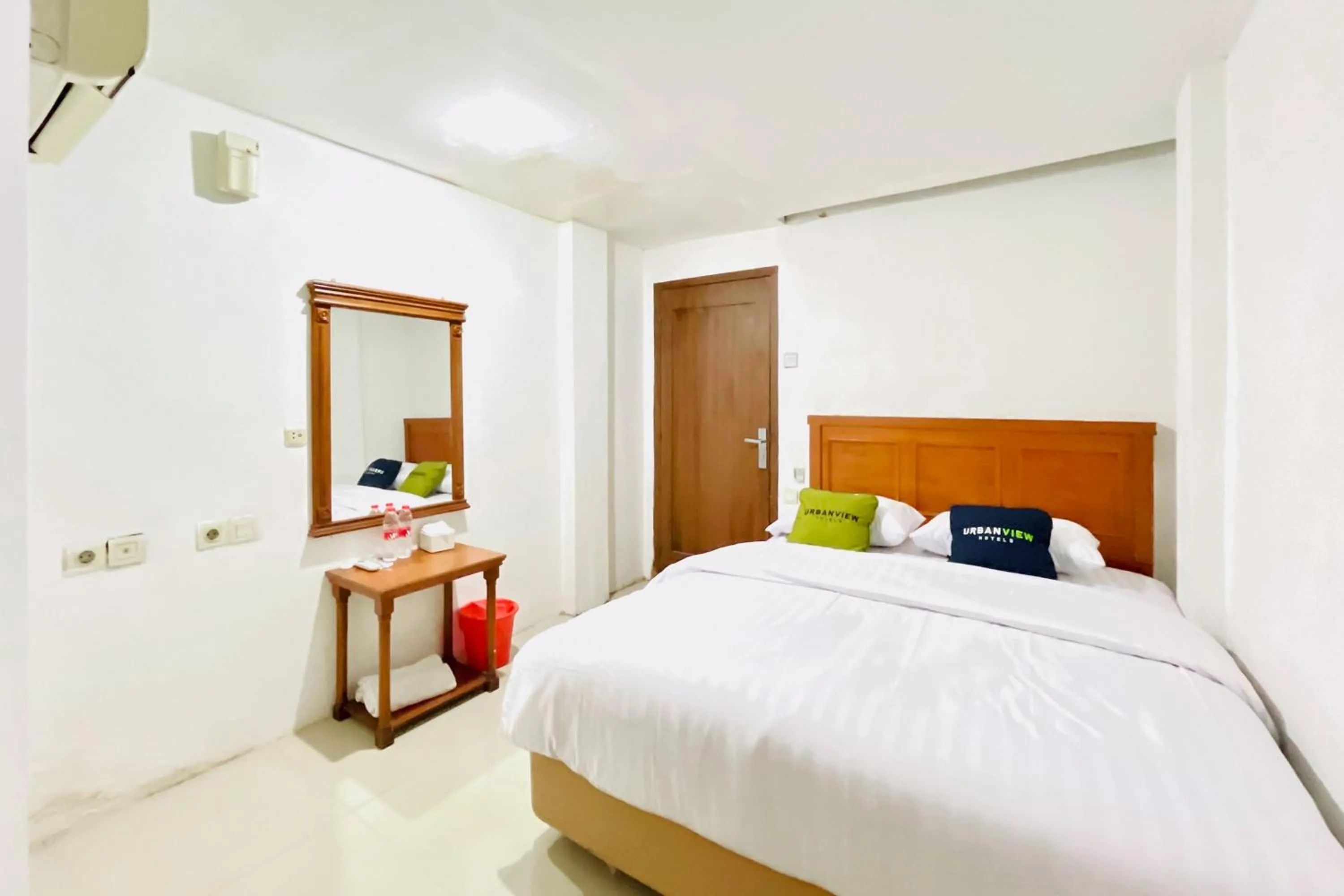 Bedroom, Bed in Urbanview Hotel Grand Mohaga Medan