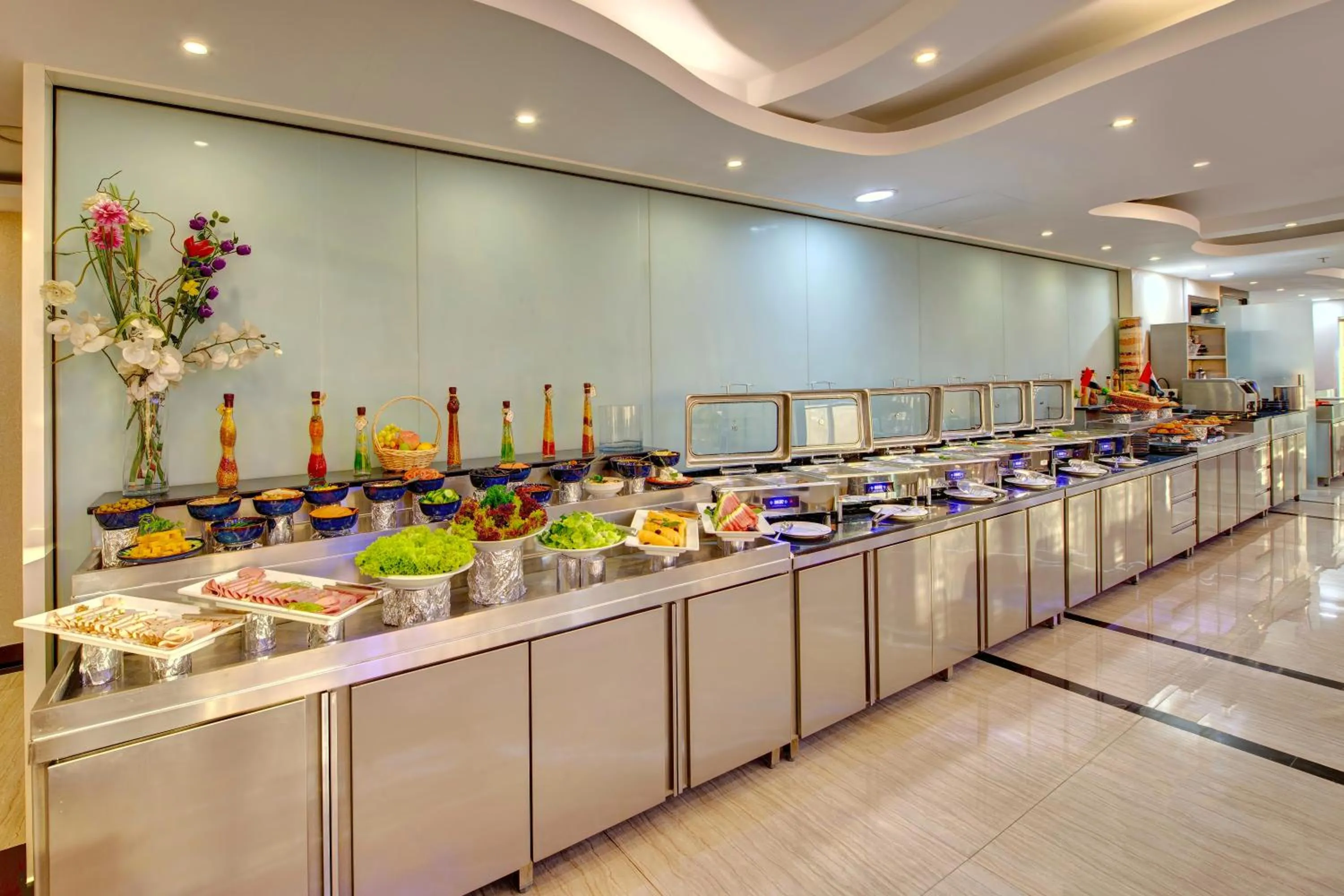 Restaurant/places to eat in City Stay Hotel Expo Centre