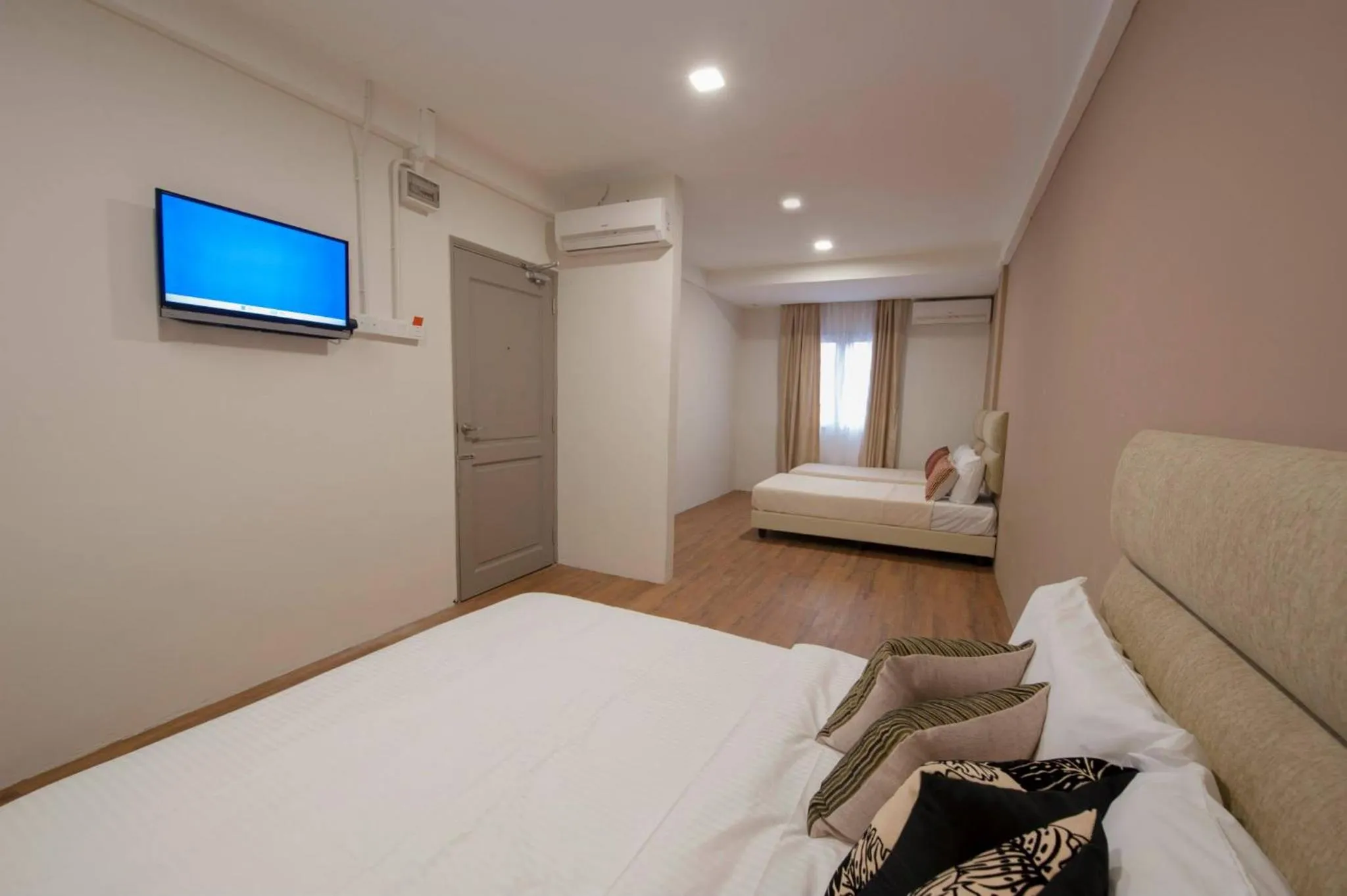 Communal lounge/ TV room, Bed in Redstone Boutique Hotel Kuala Lumpur
