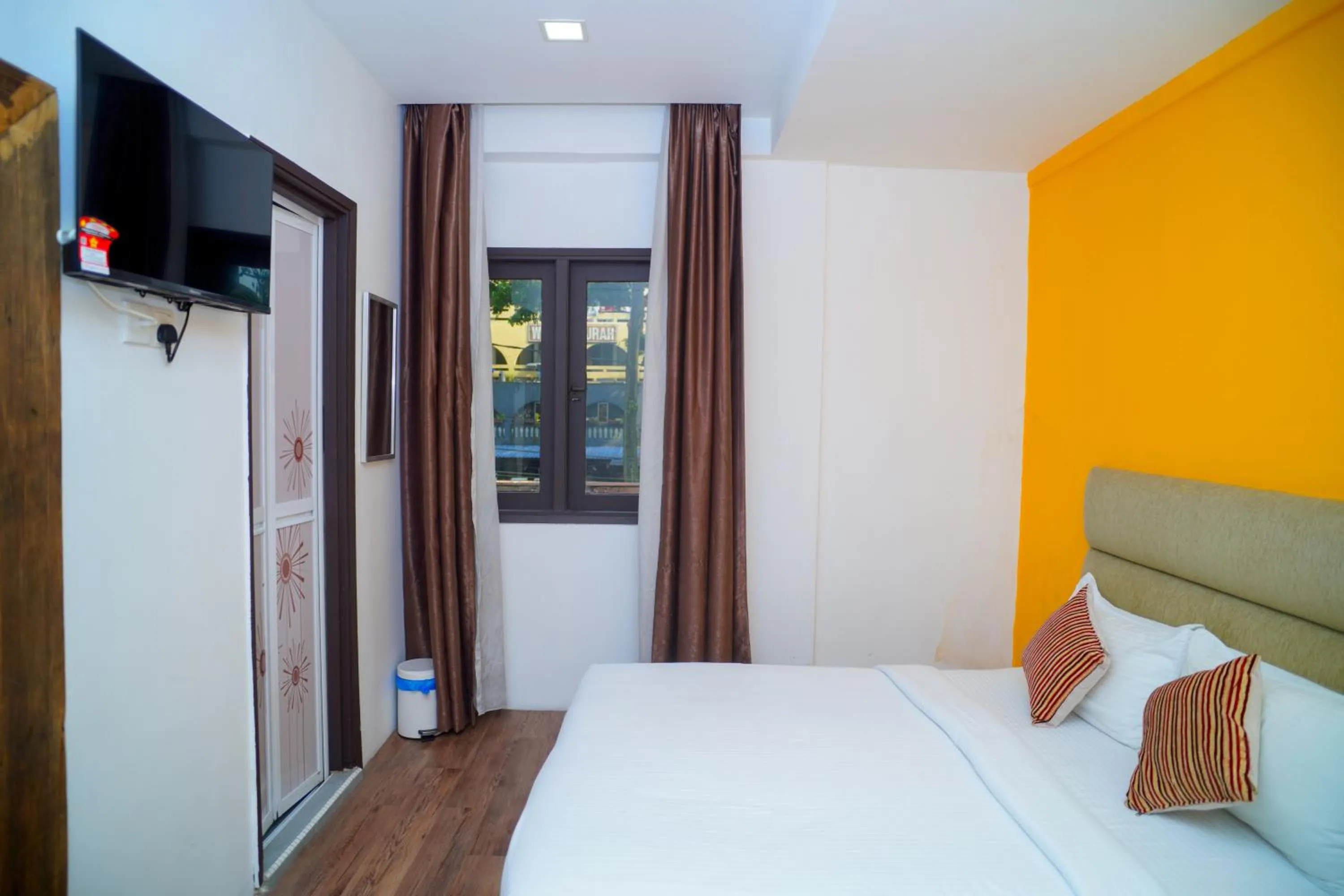 Communal lounge/ TV room, Bed in Redstone Boutique Hotel Kuala Lumpur