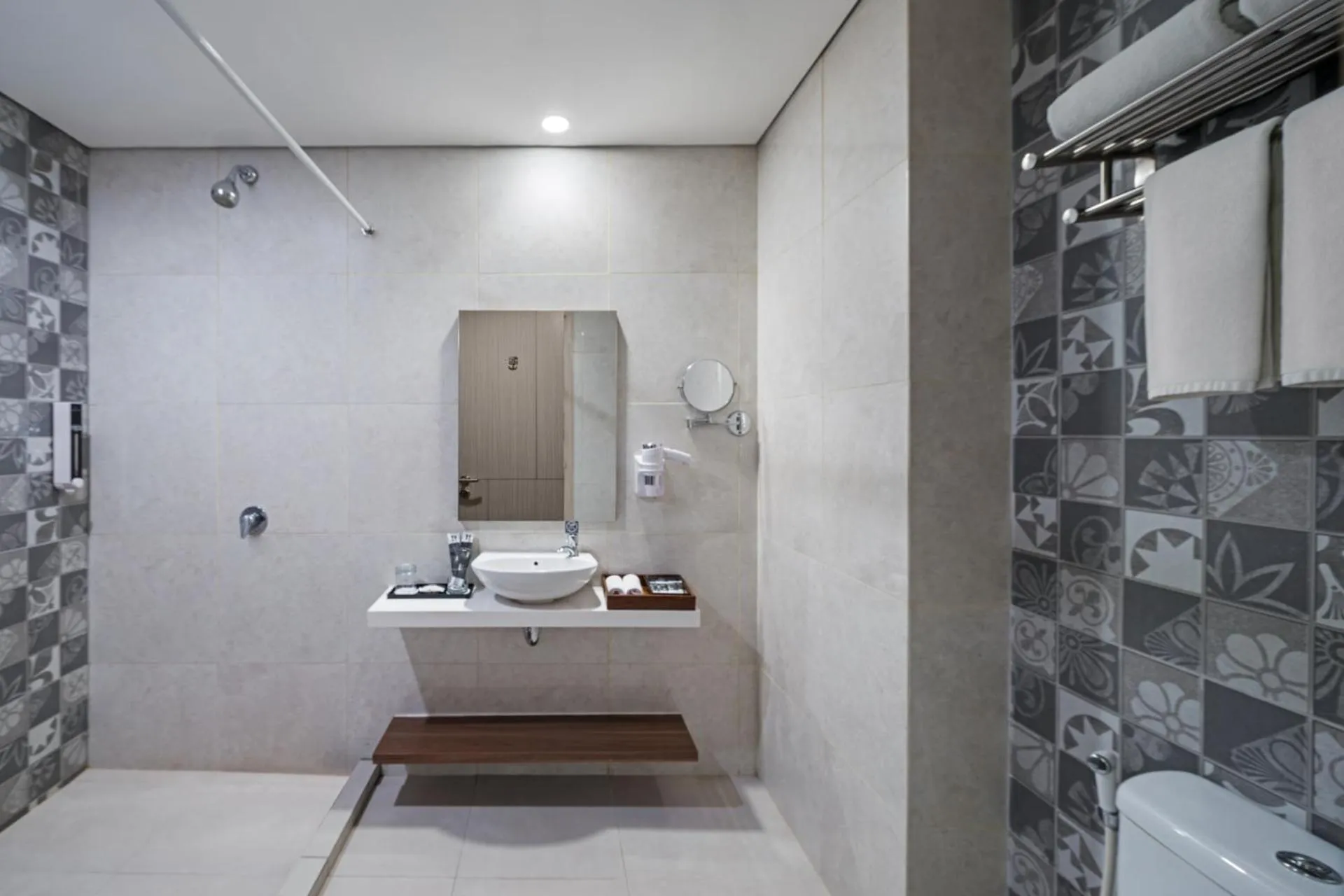 Bathroom in Hotel Neo Plus Airport Jakarta