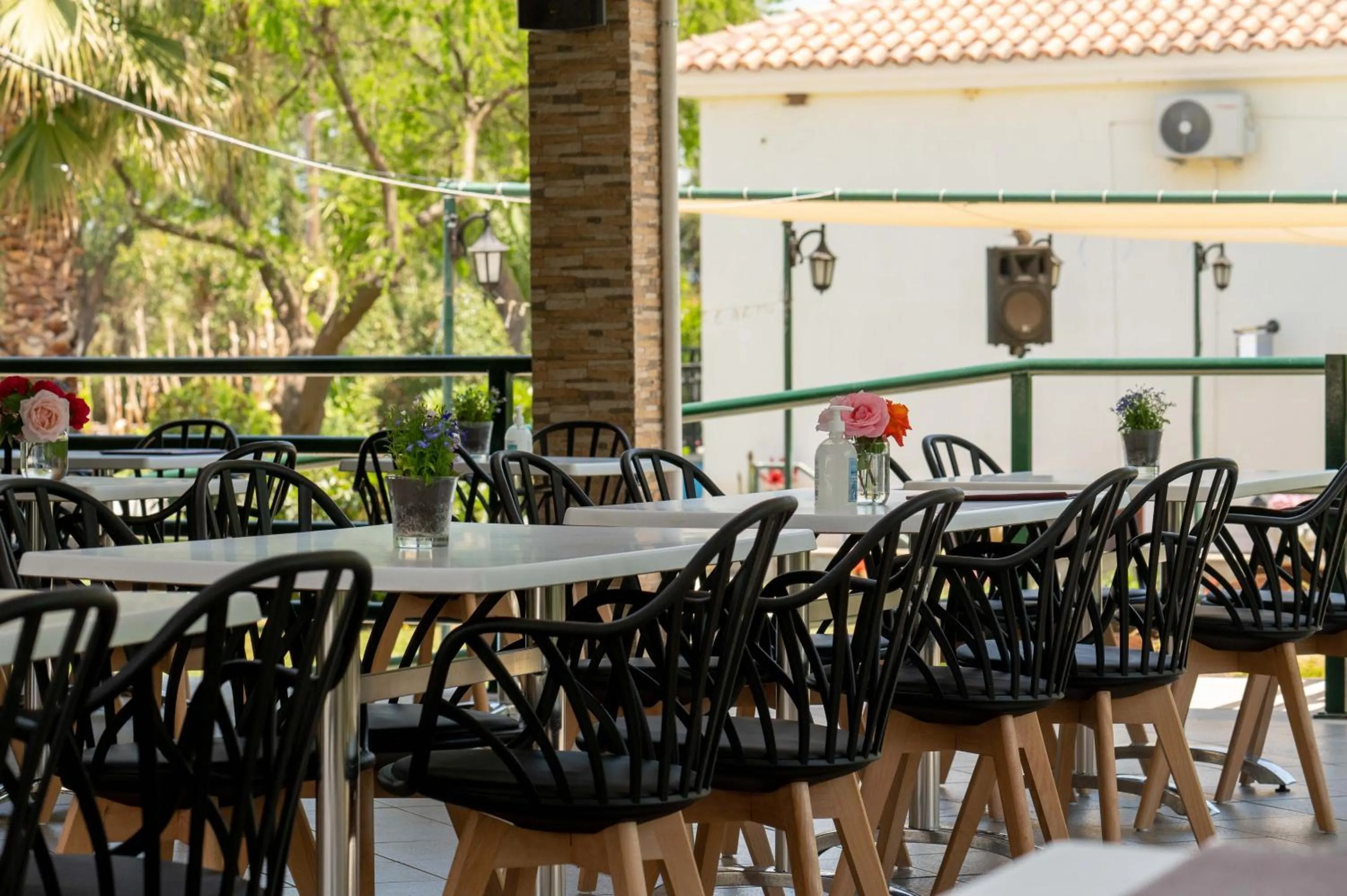 Restaurant/places to eat in Kalloni village apartments