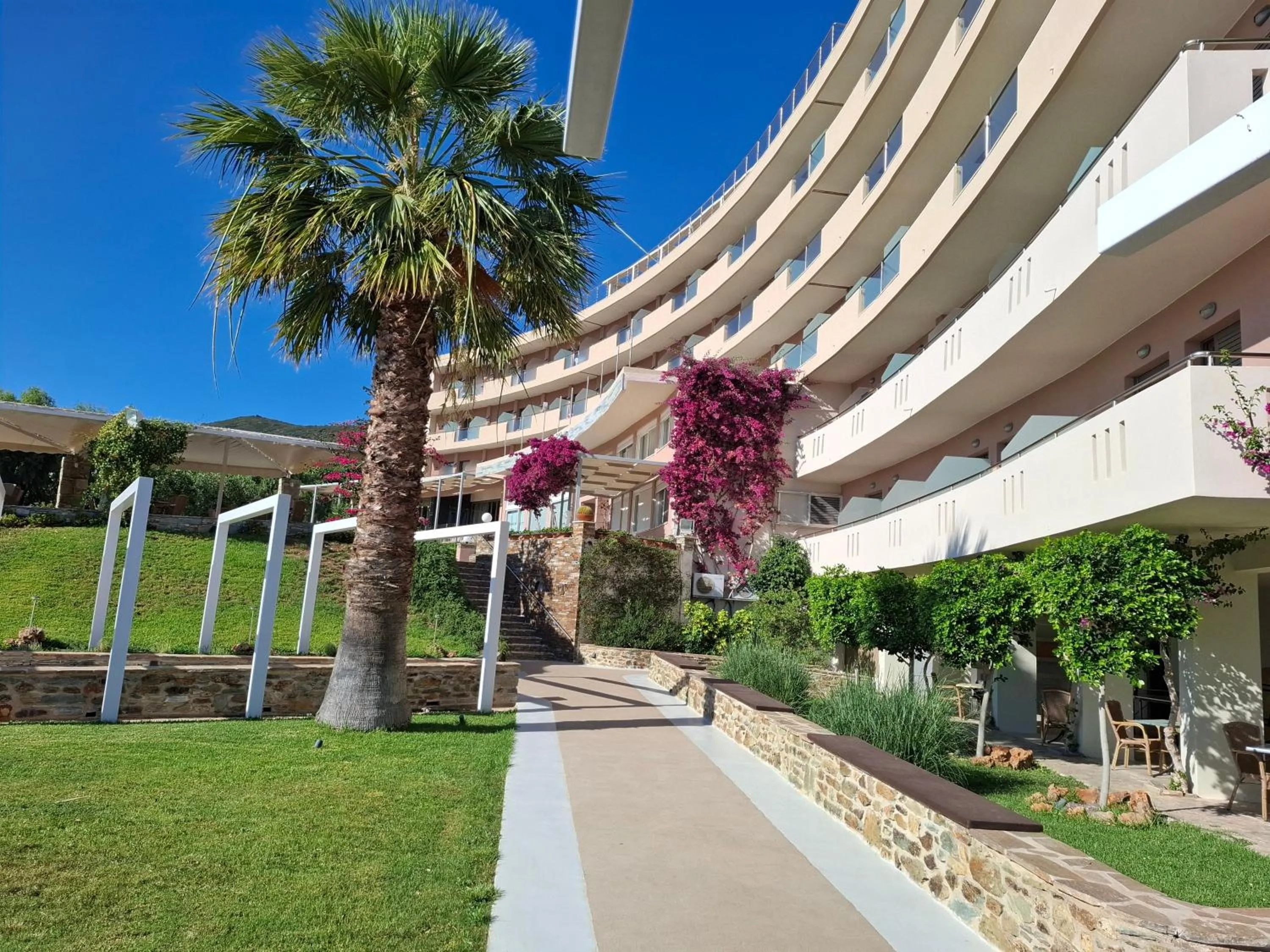 Garden in Marmari Bay Hotel