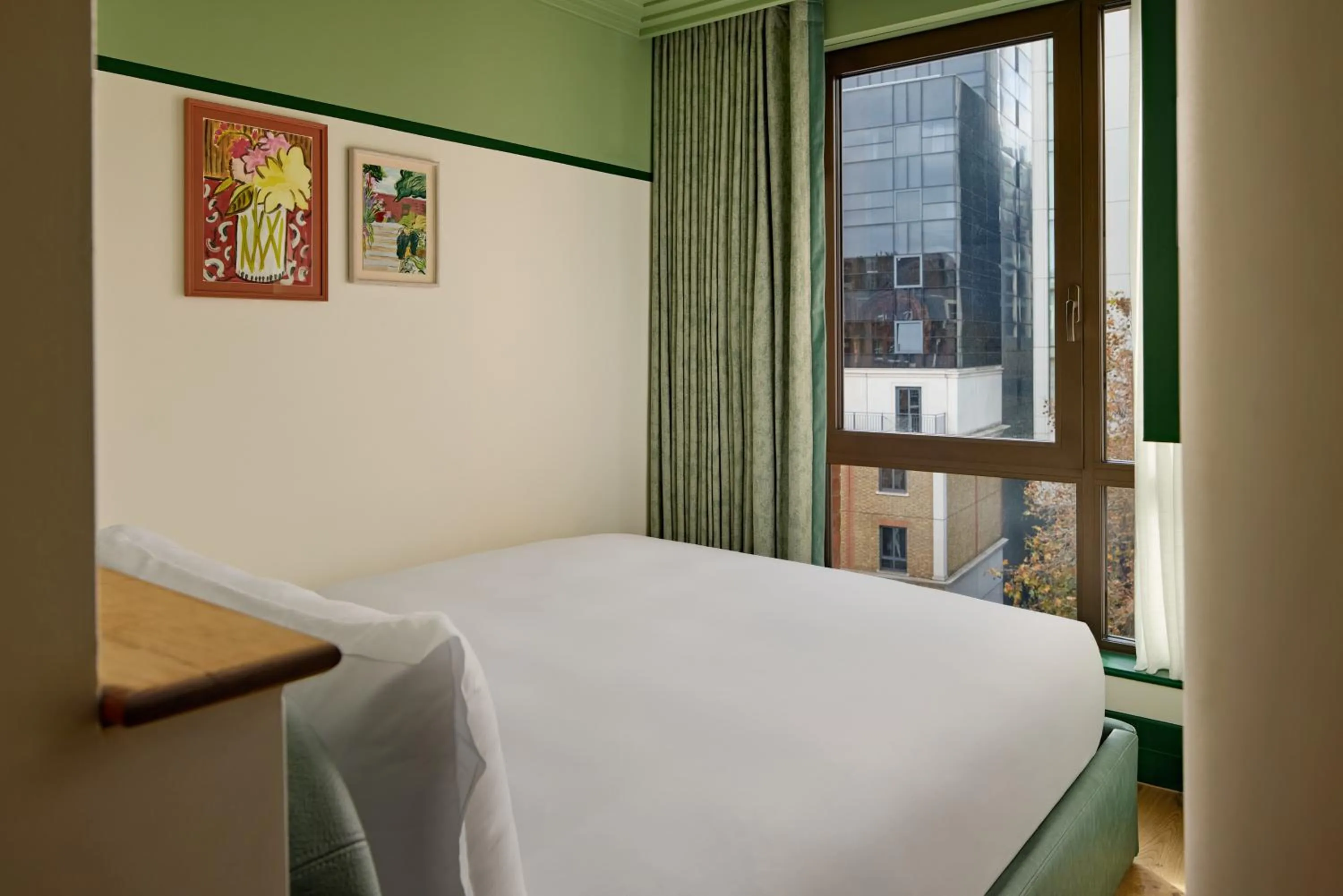 Bedroom, Bed in The July - London Victoria