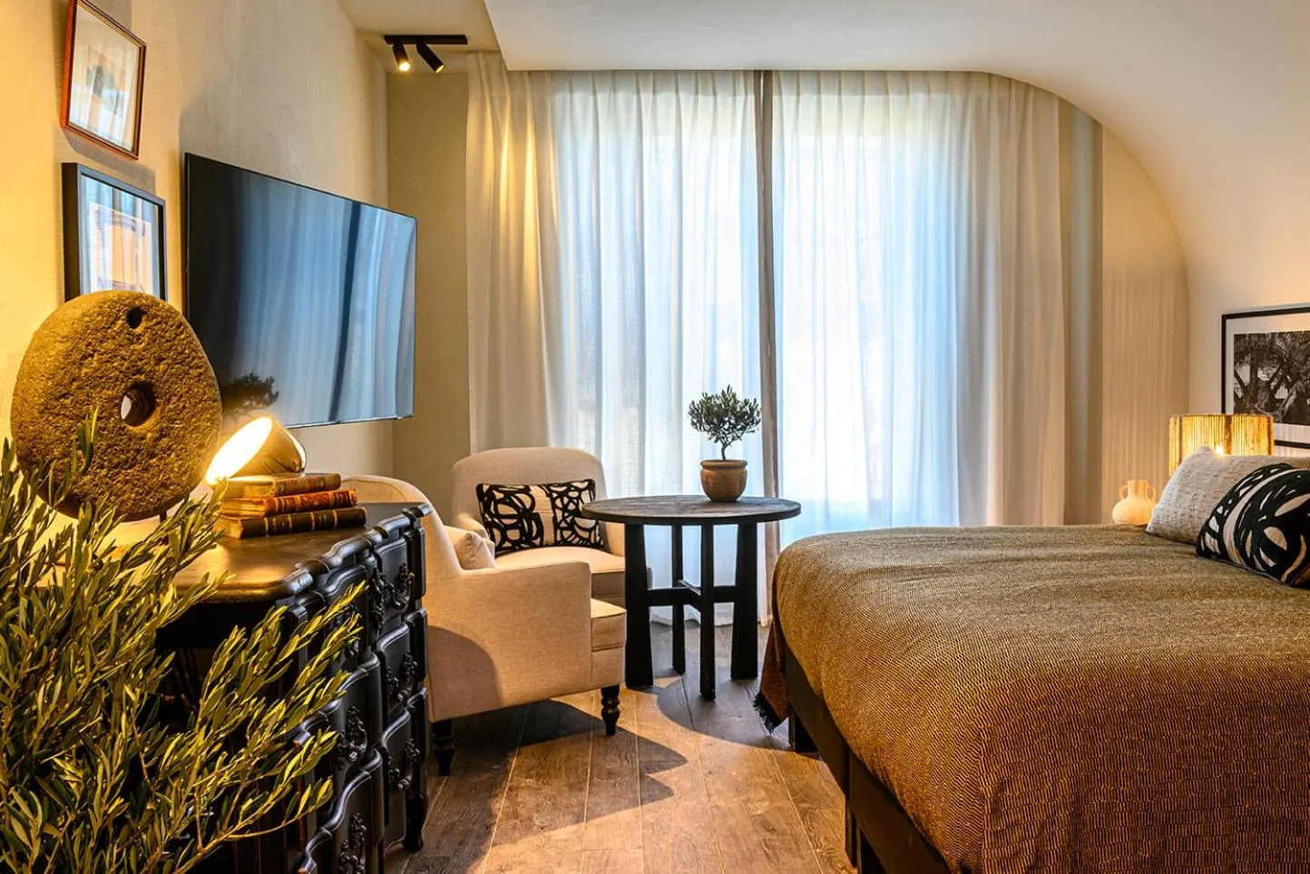 Bedroom, Bed in L'Isle de Leos Hotel & Spa - MGallery Collection