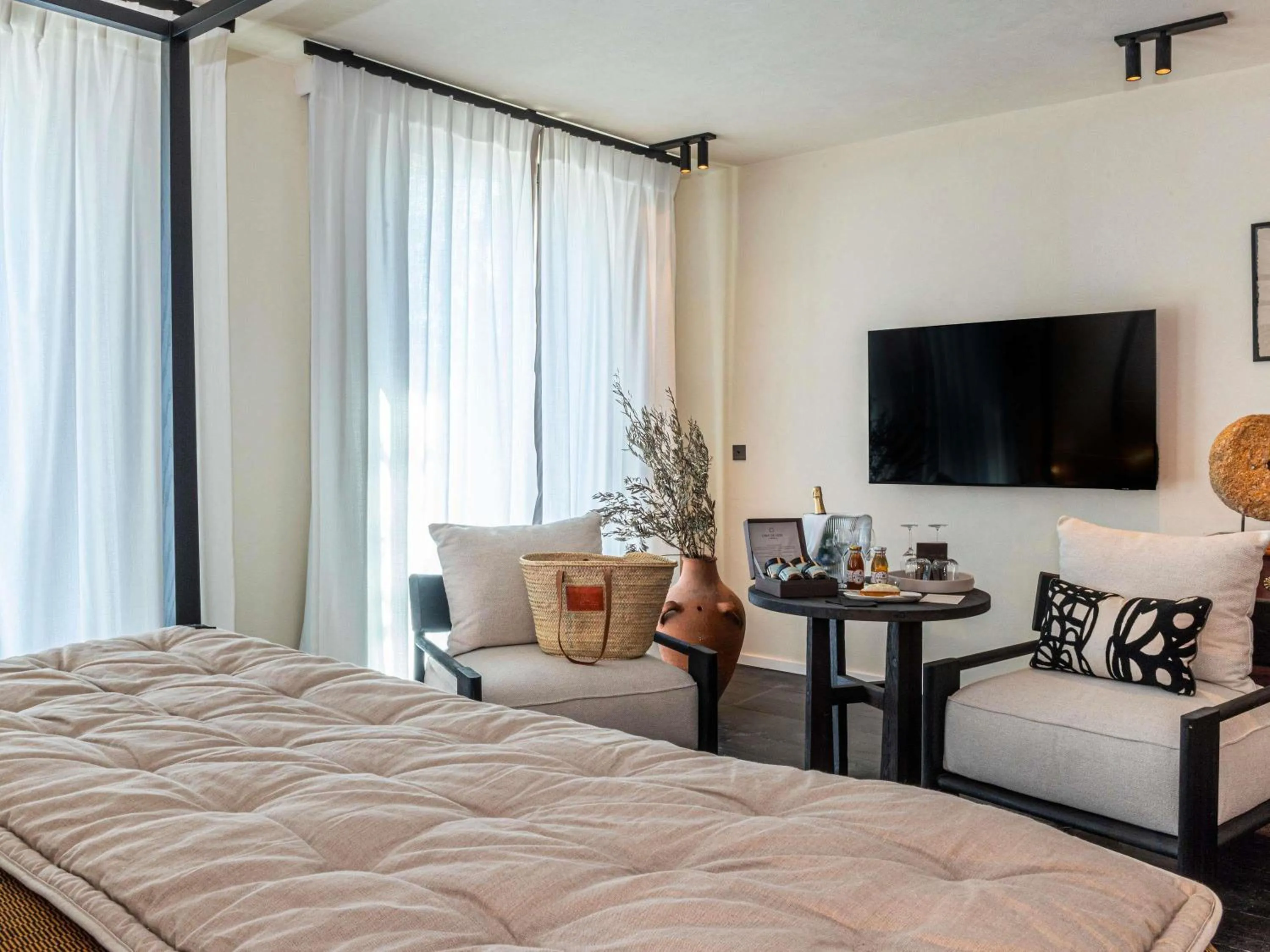 Bedroom, Bed in L'Isle de Leos Hotel & Spa - MGallery Collection