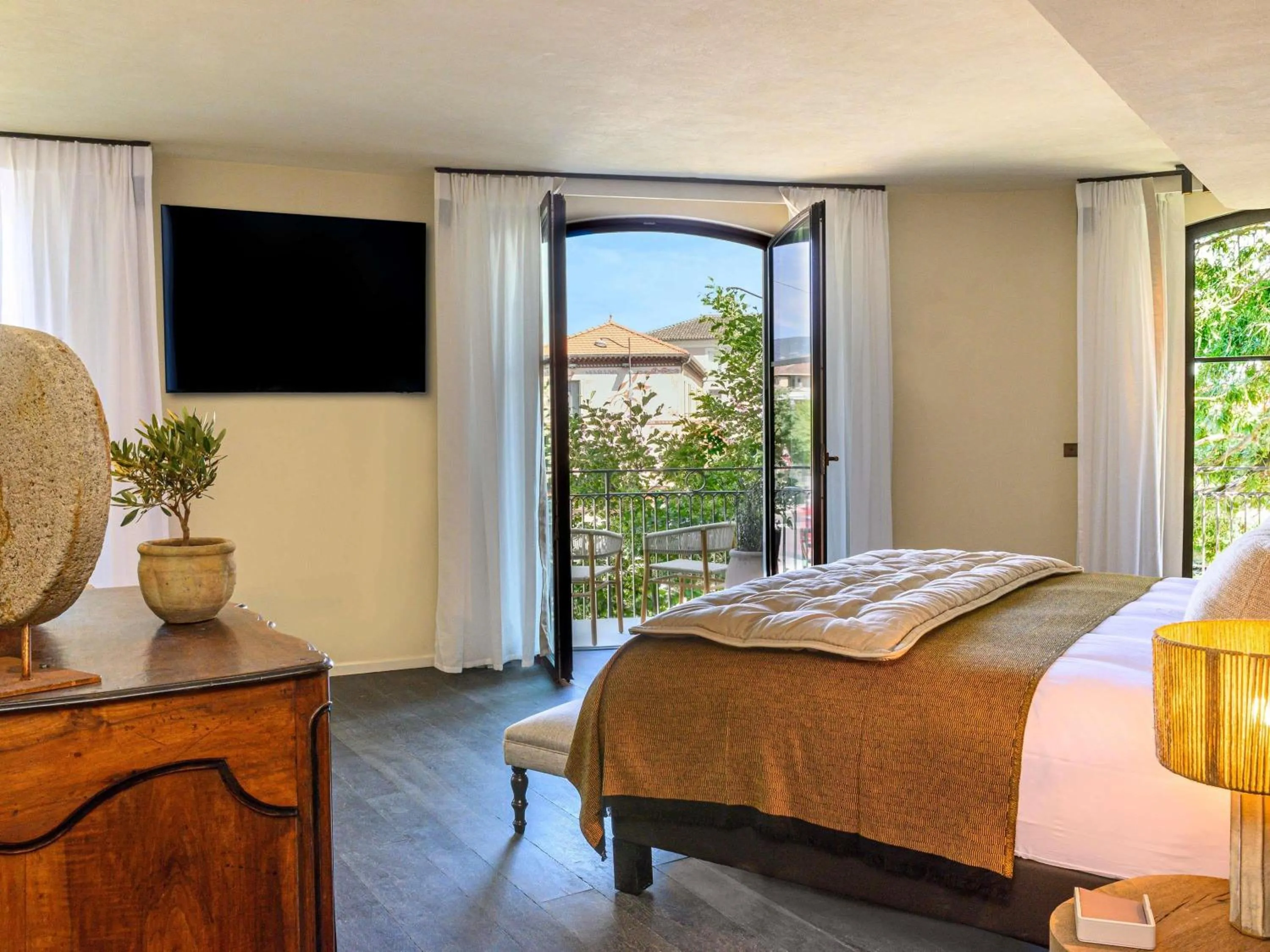 Bedroom, Bed in L'Isle de Leos Hotel & Spa - MGallery Collection