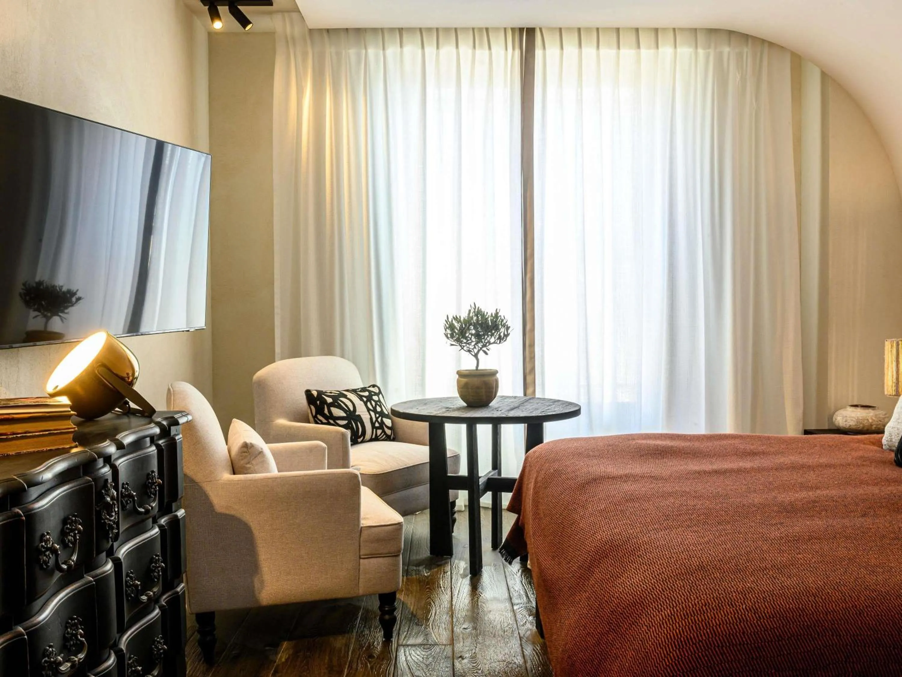 Bedroom, Bed in L'Isle de Leos Hotel & Spa - MGallery Collection