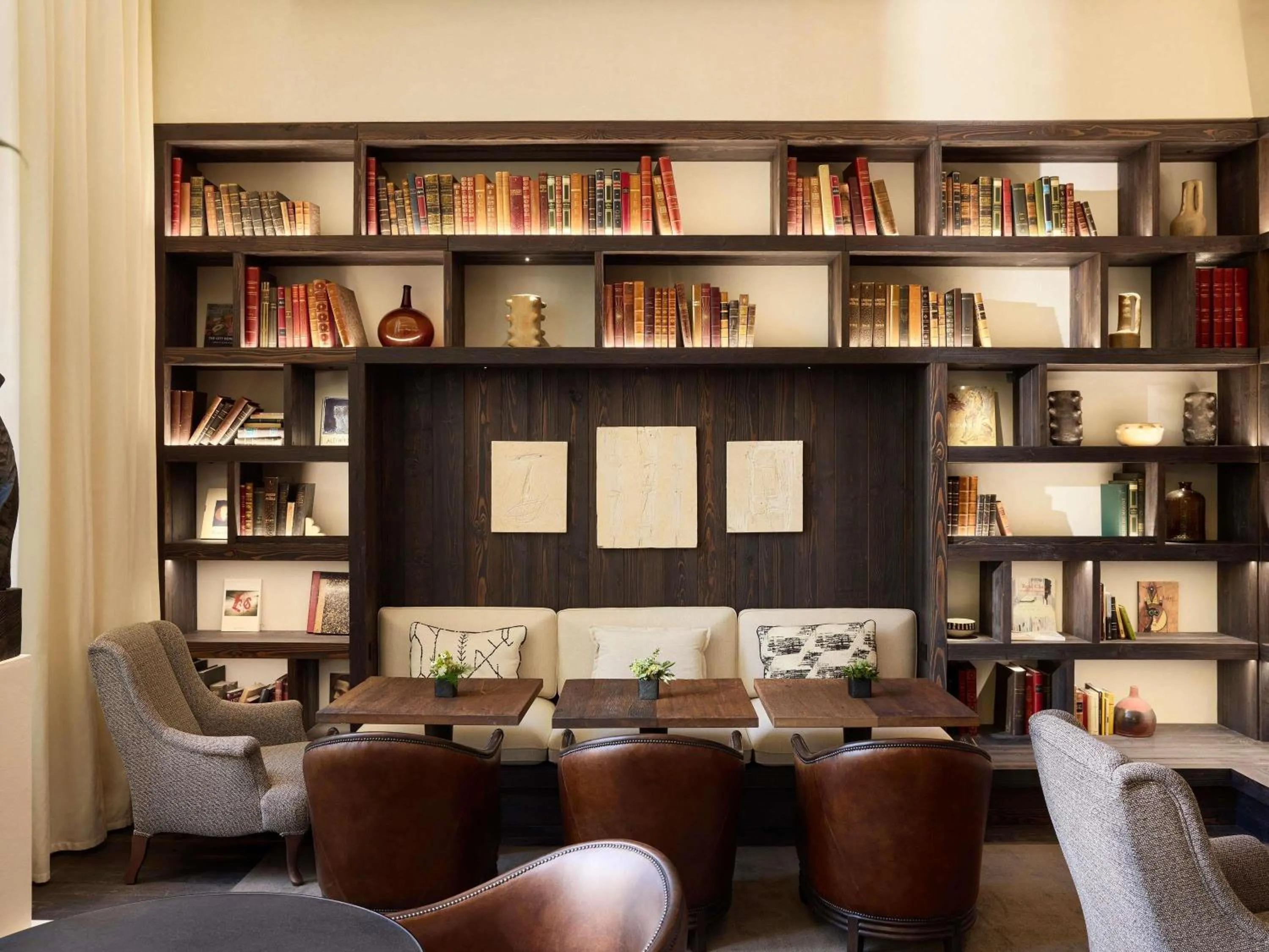 Lounge or bar in L'Isle de Leos Hotel & Spa - MGallery Collection