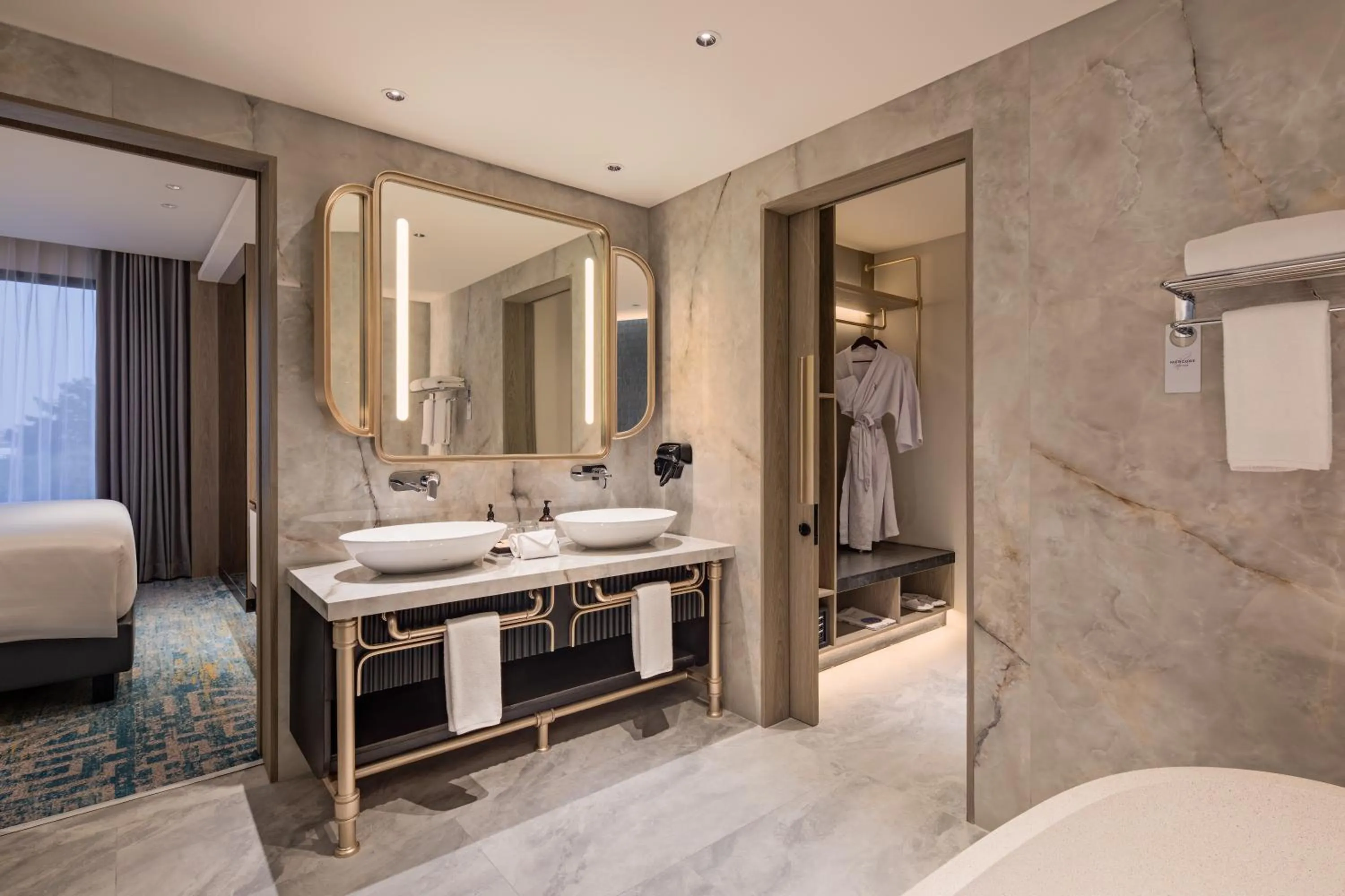 Bathroom, Bed in Mercure Madiun