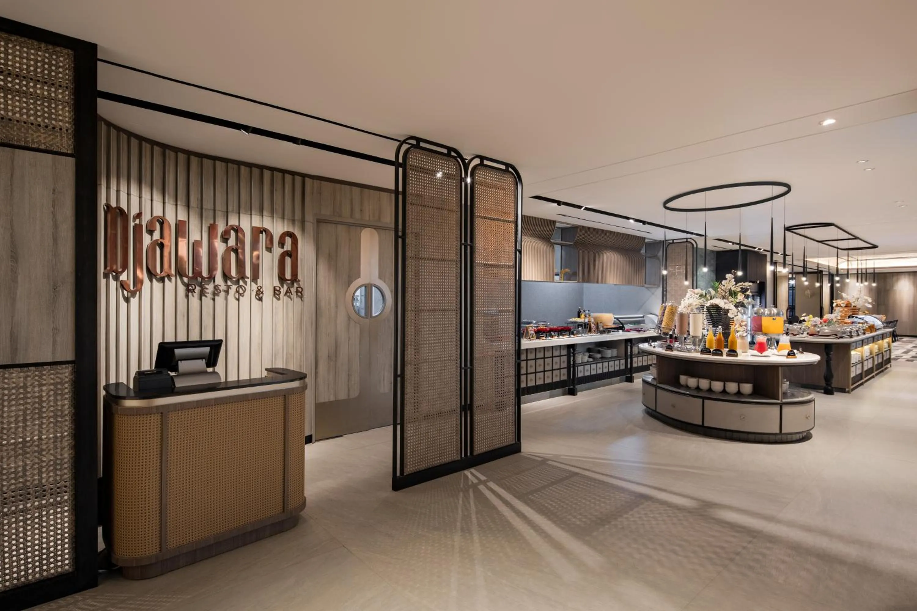 Restaurant/places to eat in Mercure Madiun