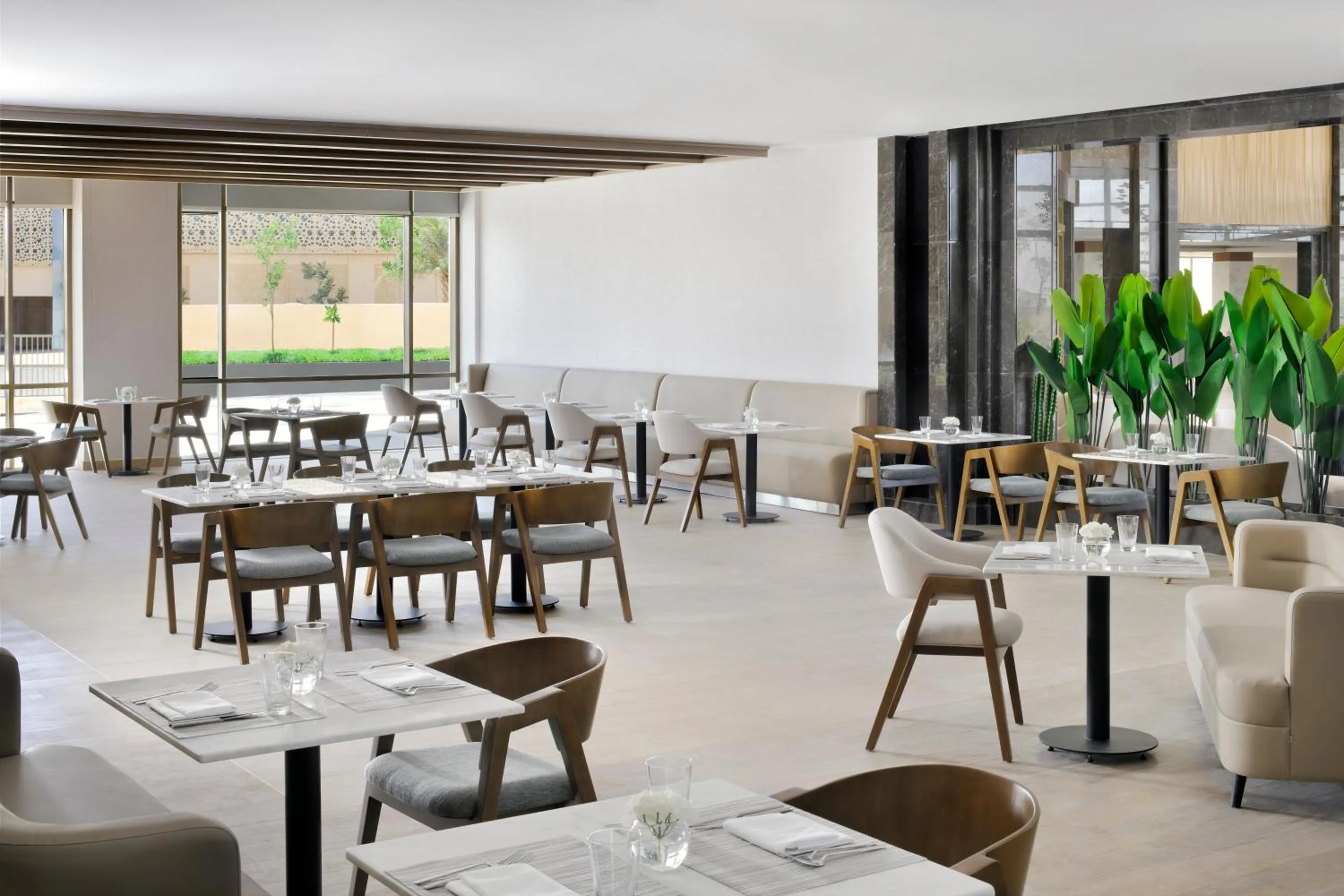 Restaurant/places to eat in Mövenpick Hotel Waad Al Shamal