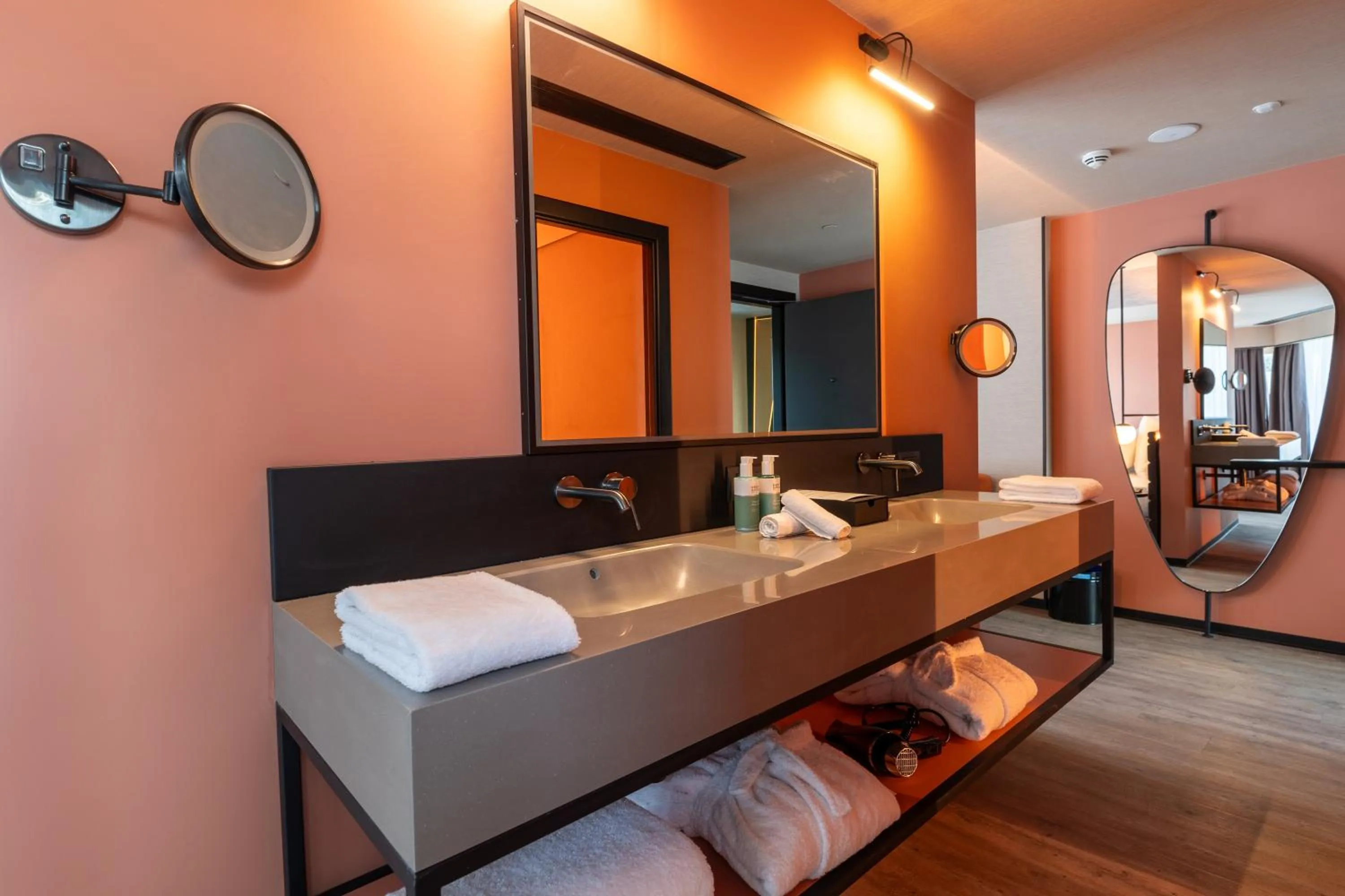 Bathroom, Bed in Novotel Istanbul Bomonti