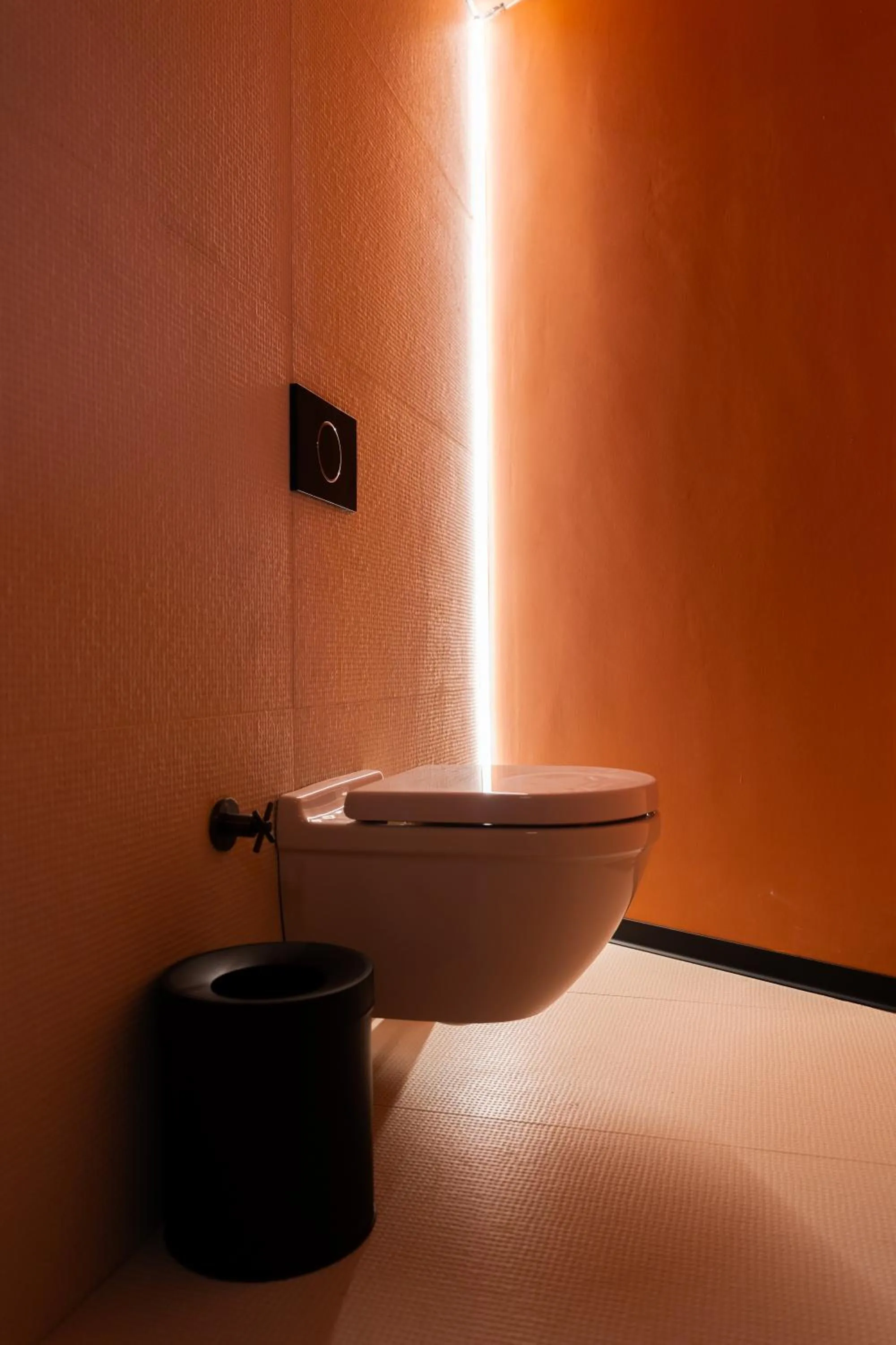 Toilet in Novotel Istanbul Bomonti