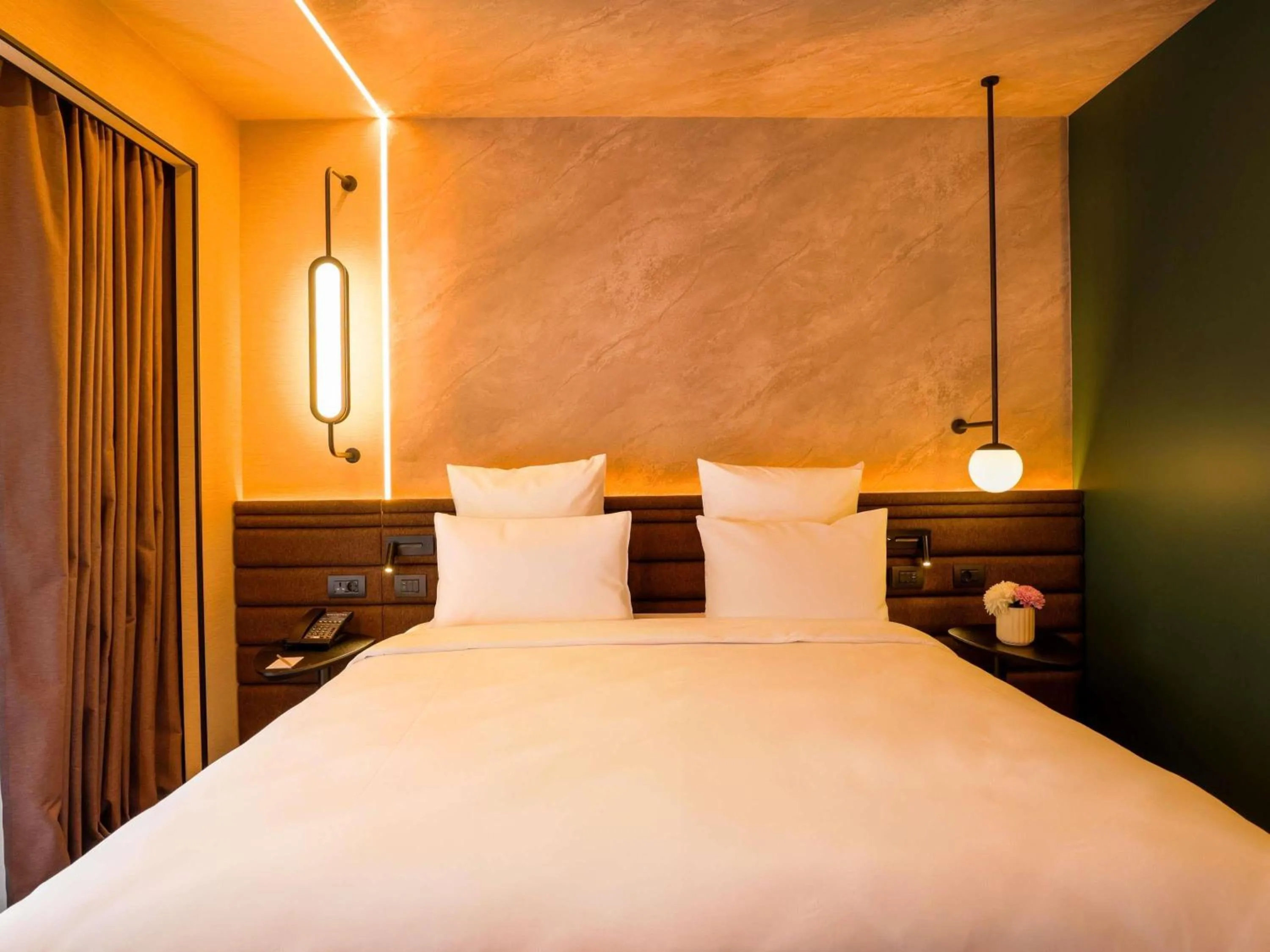 Bedroom, Bed in Novotel Istanbul Bomonti