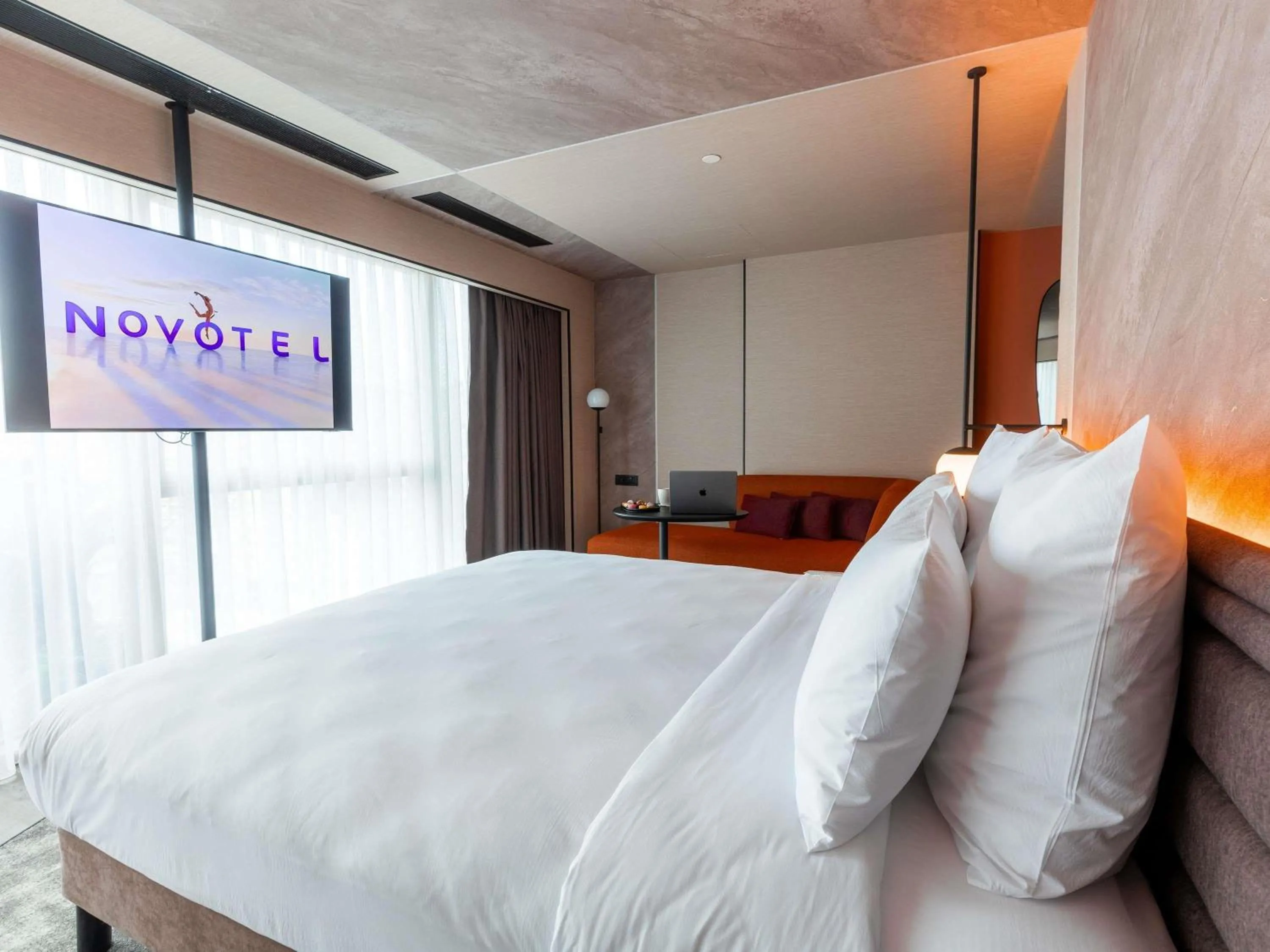 Bedroom, Bed in Novotel Istanbul Bomonti