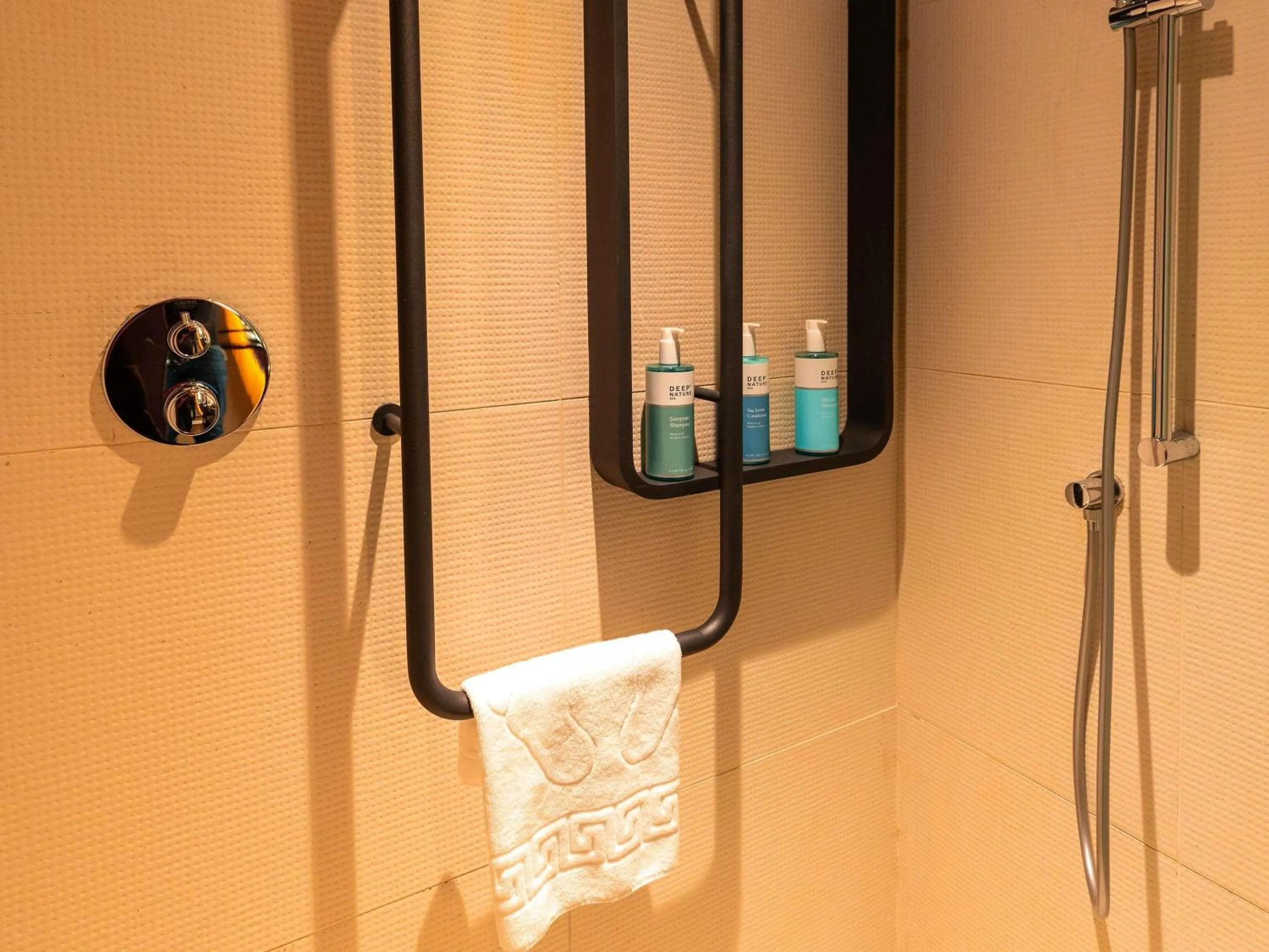 Bedroom in Novotel Istanbul Bomonti