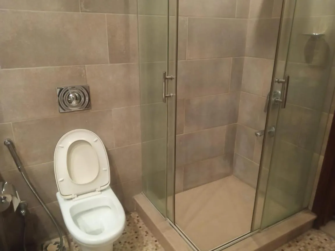 Shower in Regency Inn Hotel