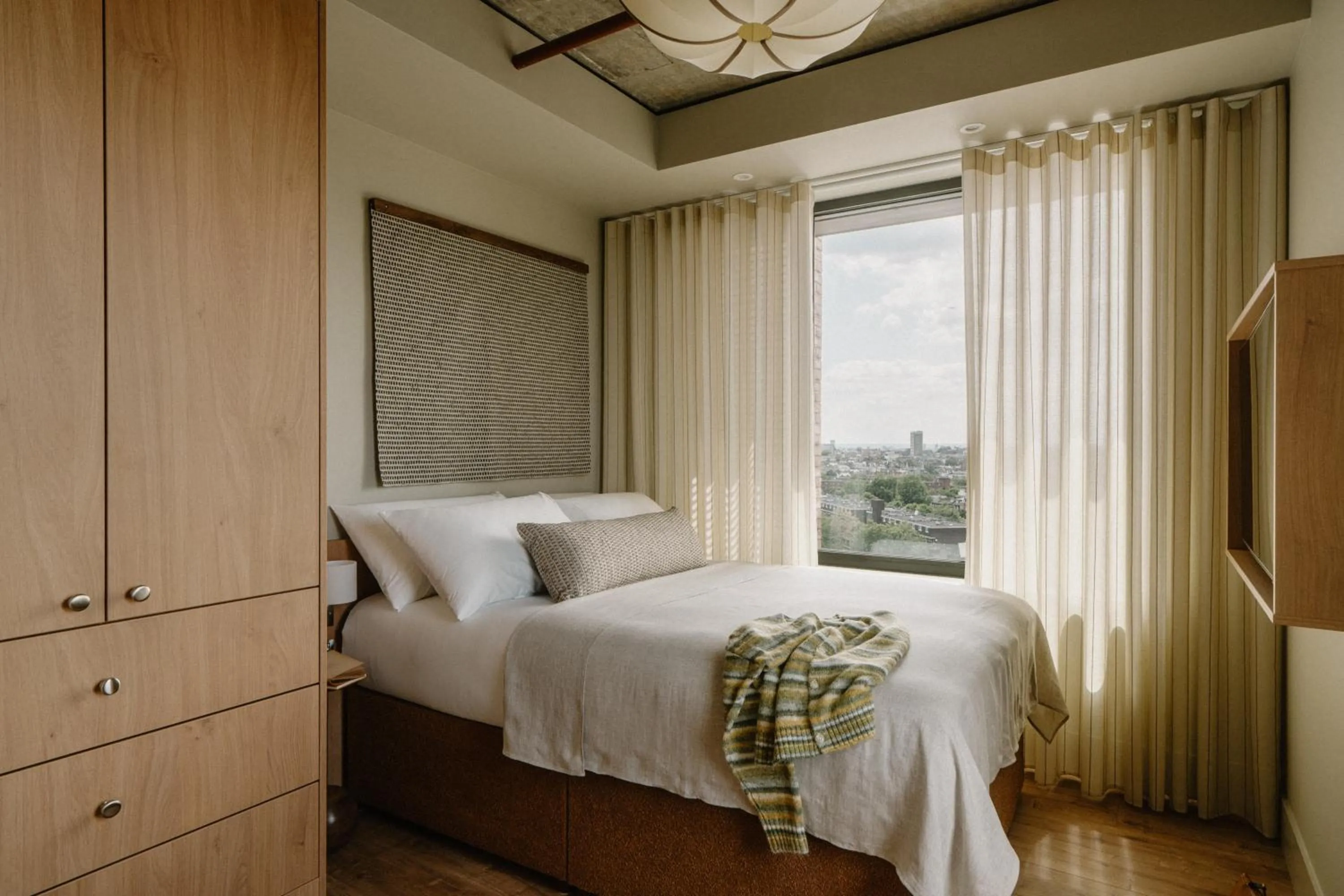 Bedroom, Bed in Mason & Fifth, Westbourne Park