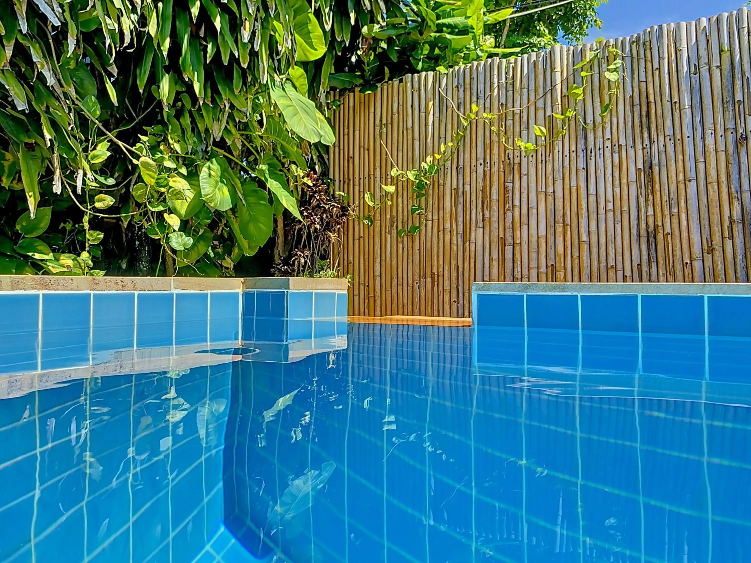Swimming pool in Sunanta Bungalow