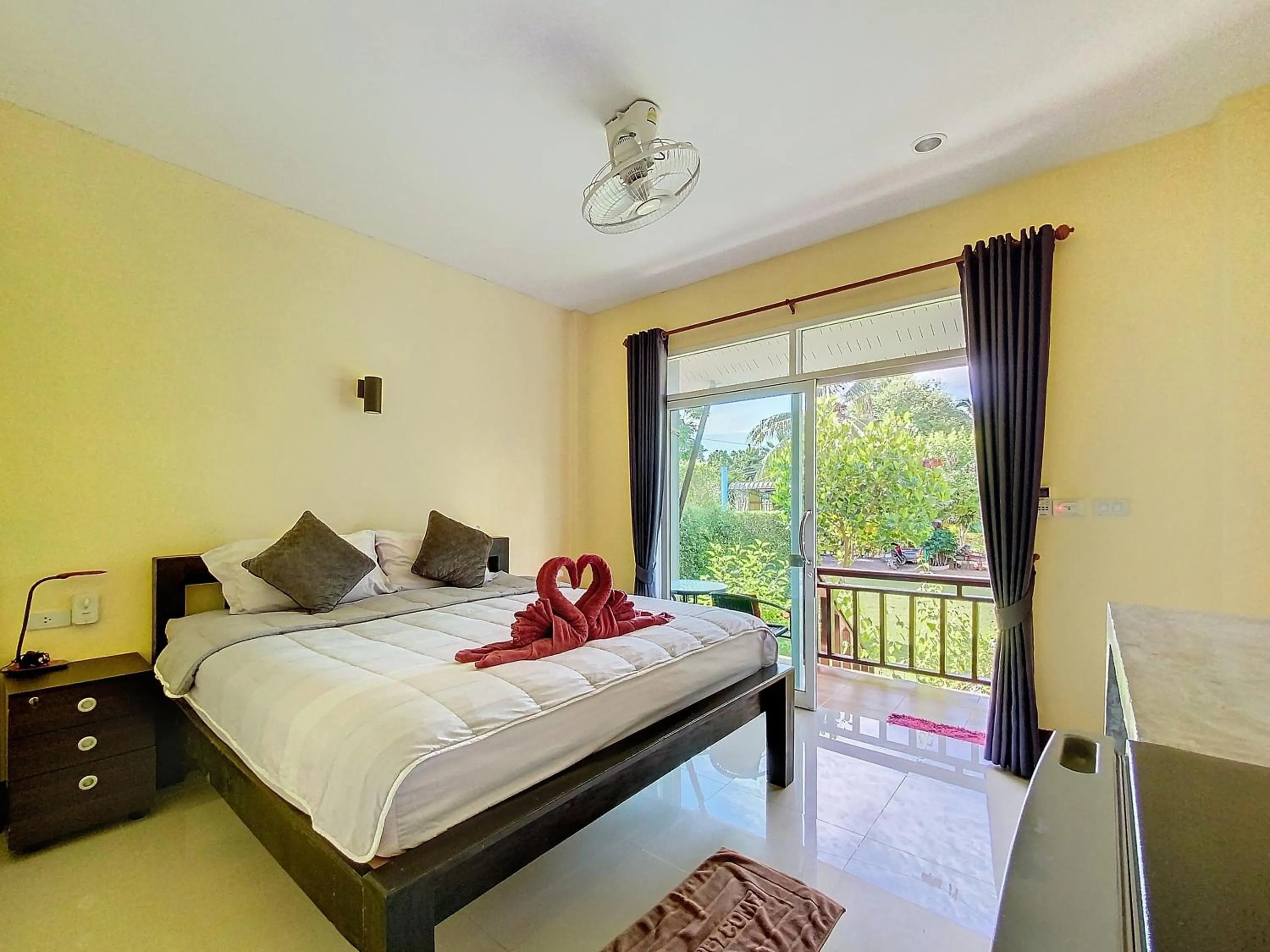 Bed in Sunanta Bungalow