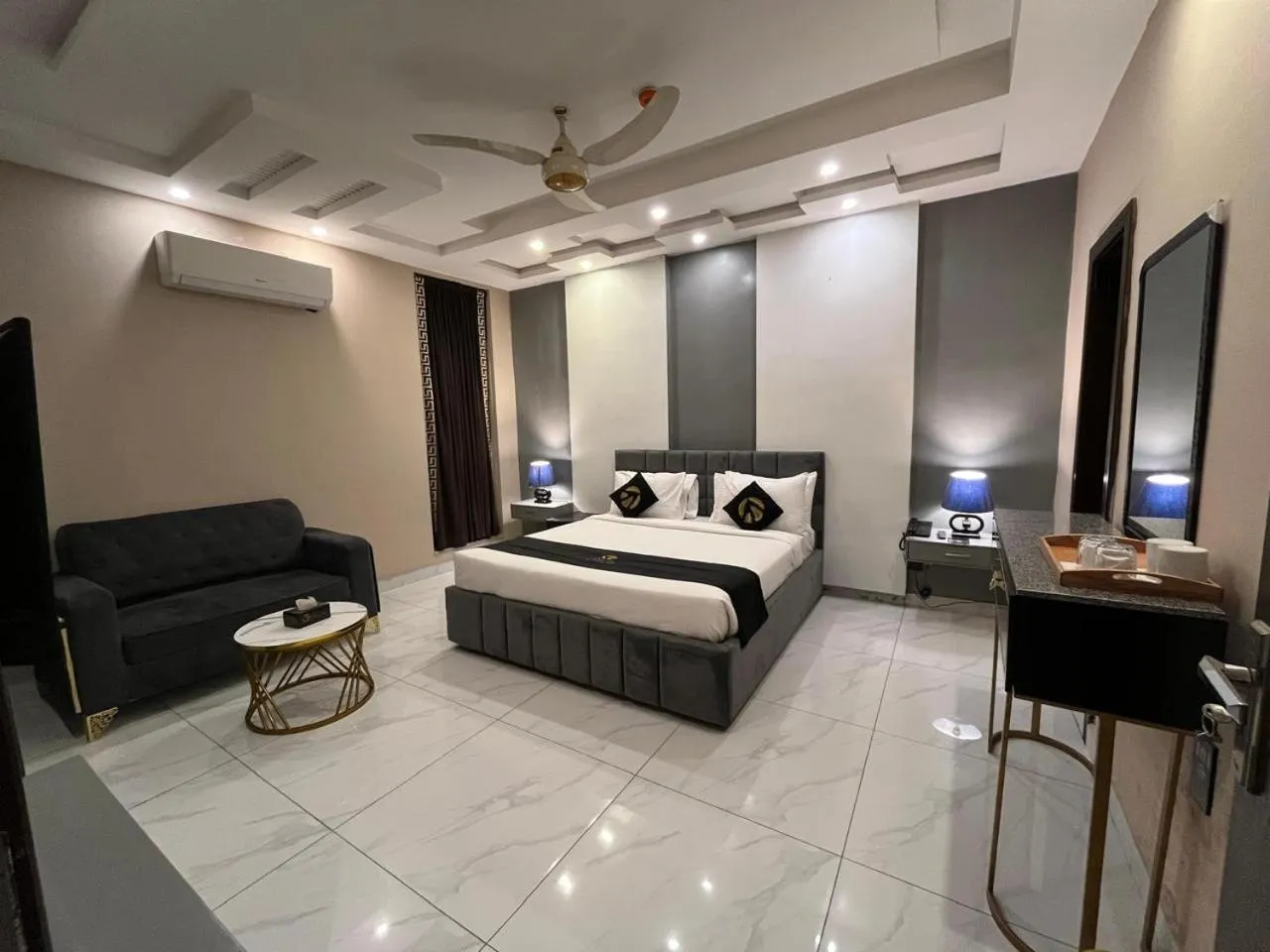 Photo of the whole room, Bed in Palm tree suites