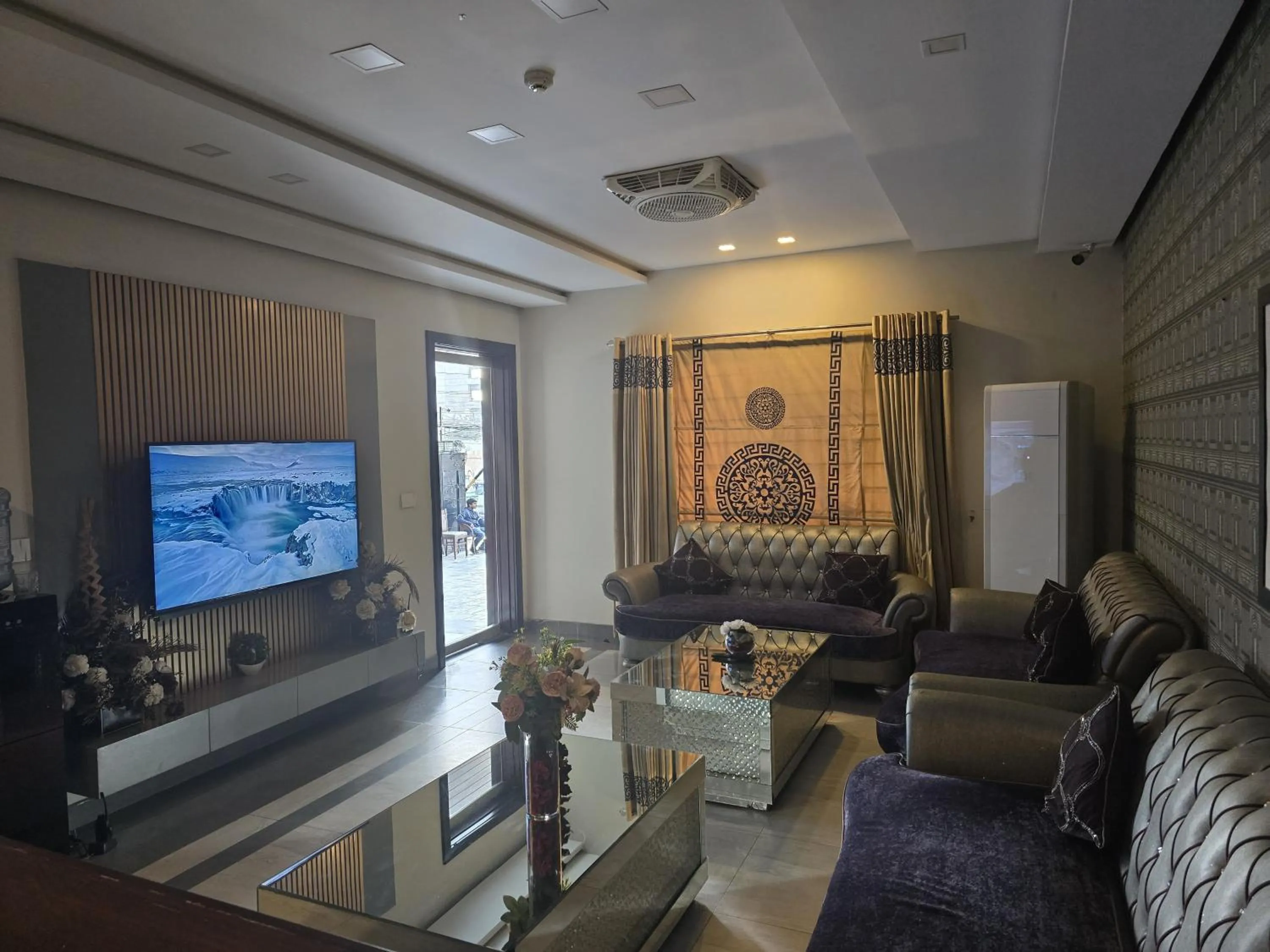 Communal lounge/ TV room in Palm tree suites