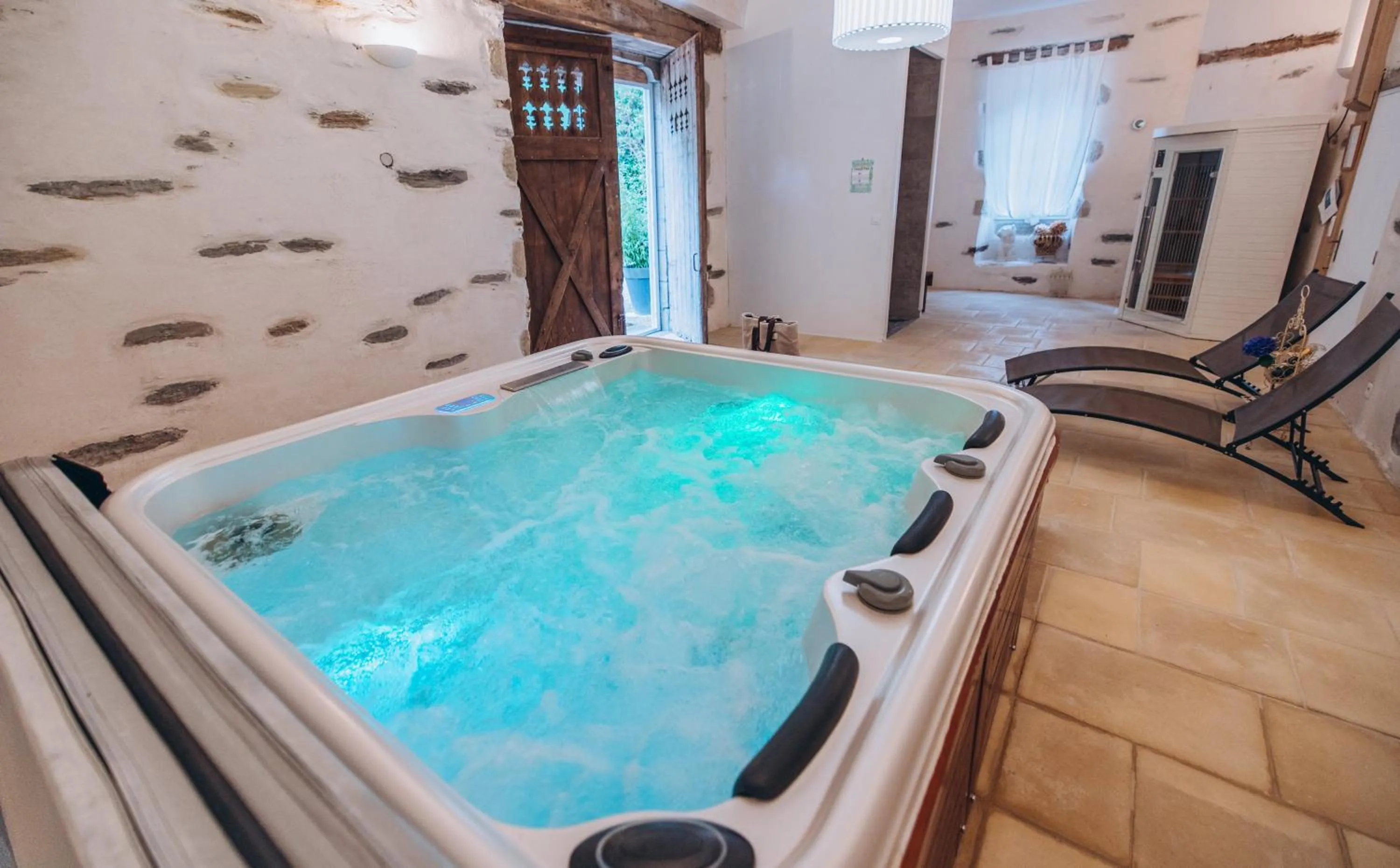 Hot Tub in Château de KERVOAZEC - Chambres d'hôtes