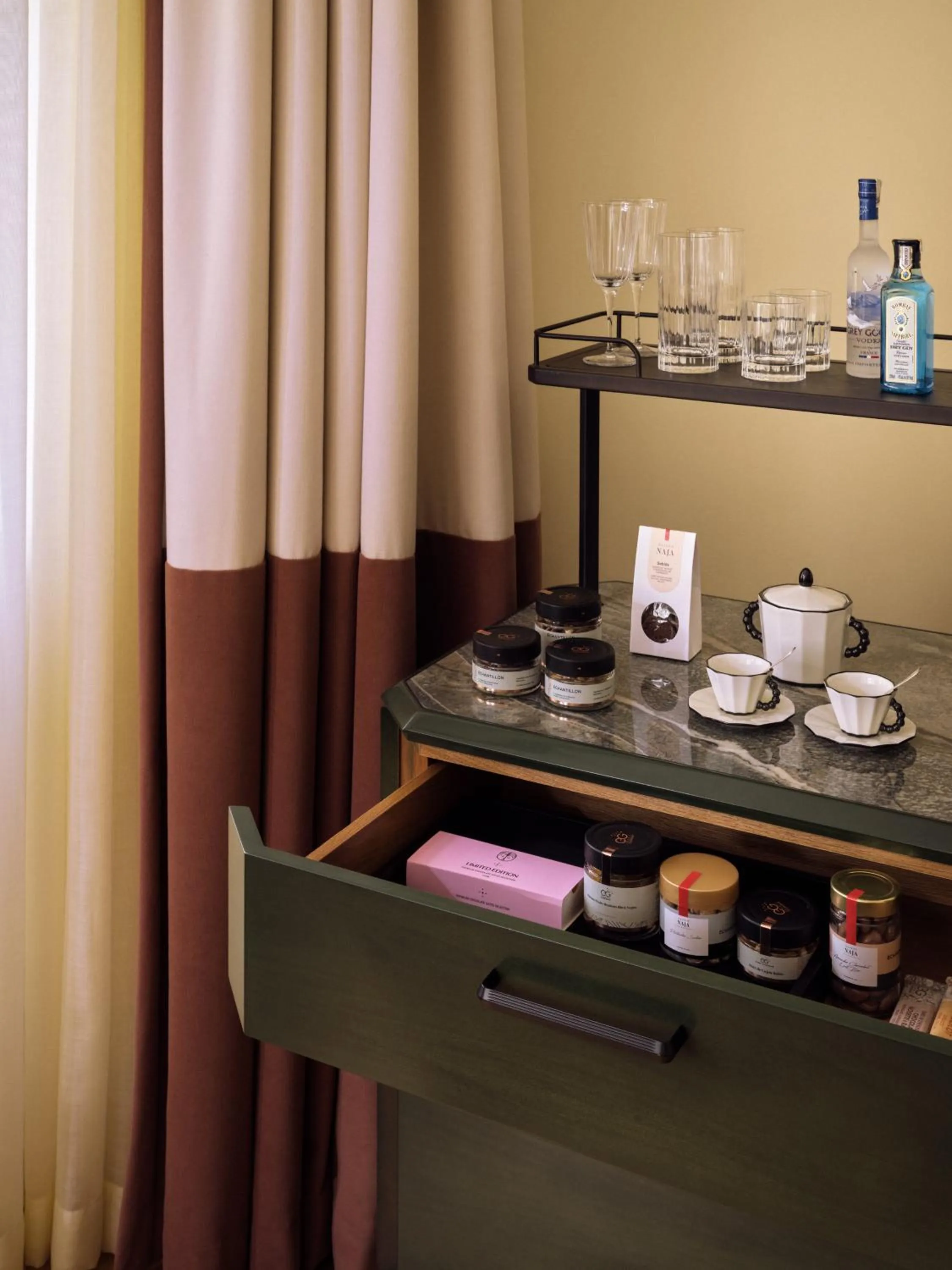 Coffee/tea facilities in Sir Prague, part of Sircle Collection