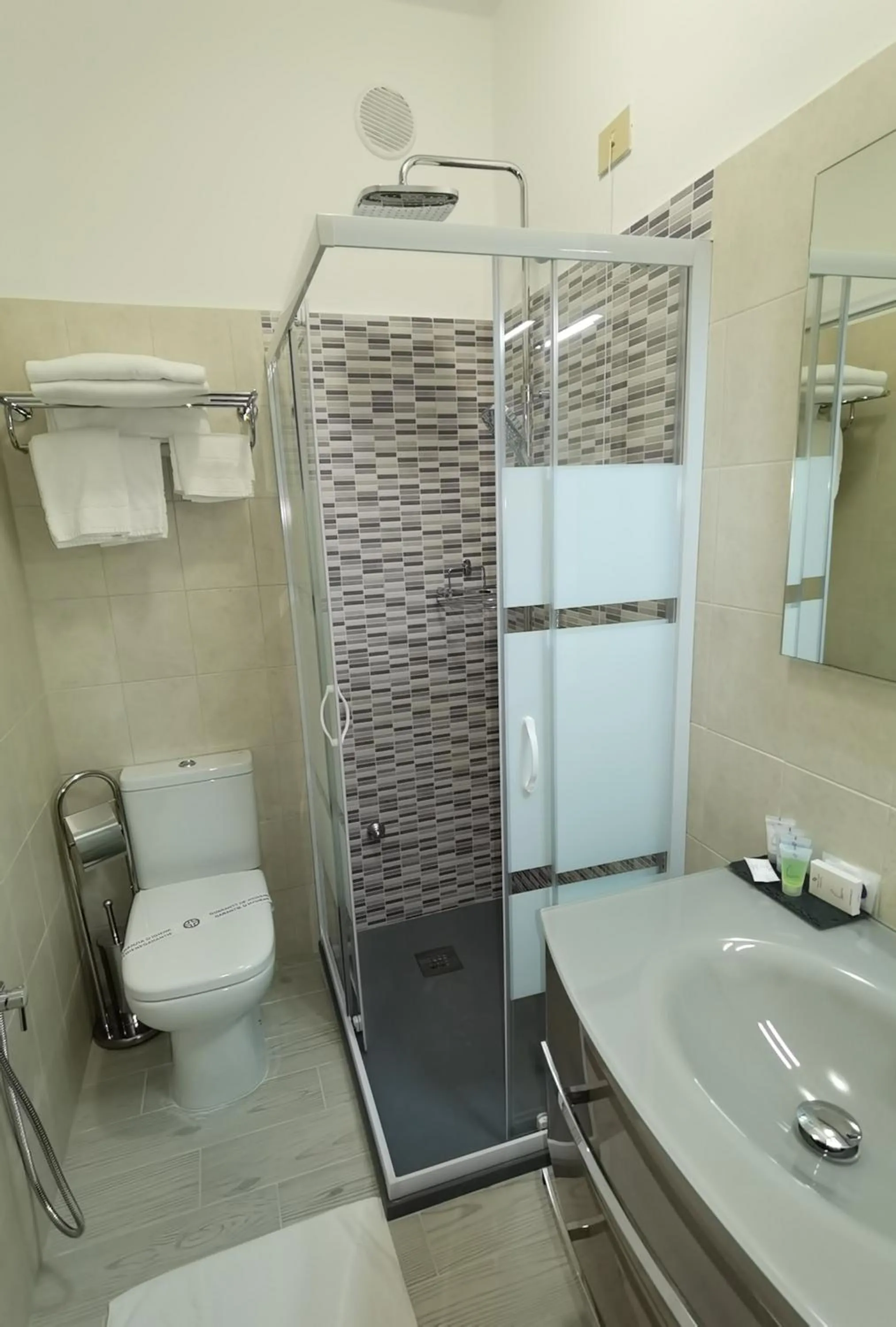 Shower in Hotel La Bussola