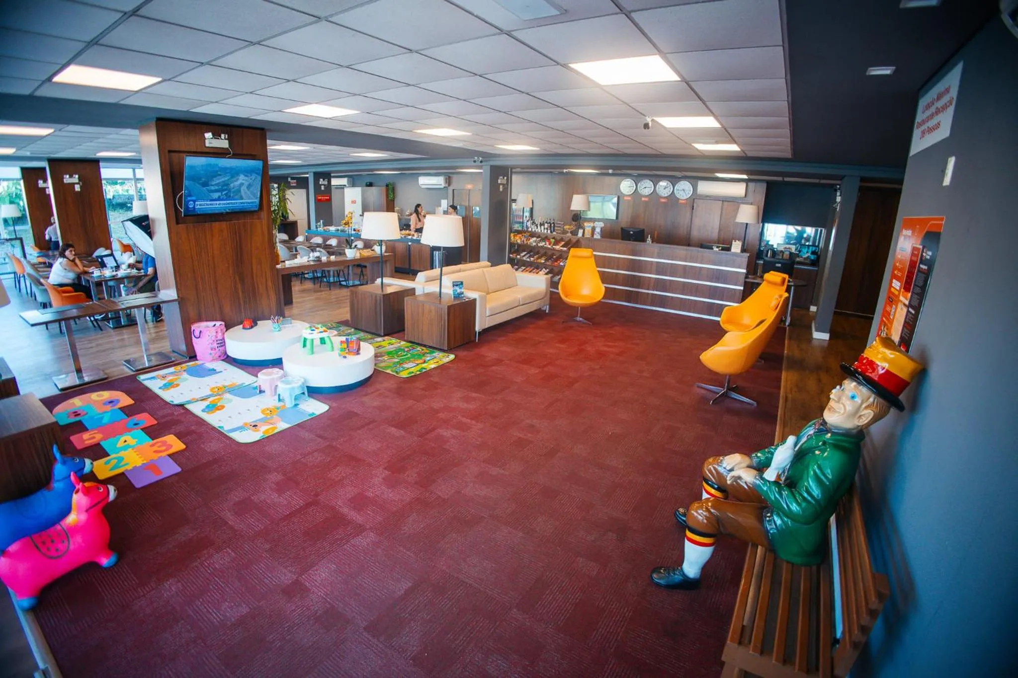 Communal lounge/ TV room in Hotel 10 Blumenau