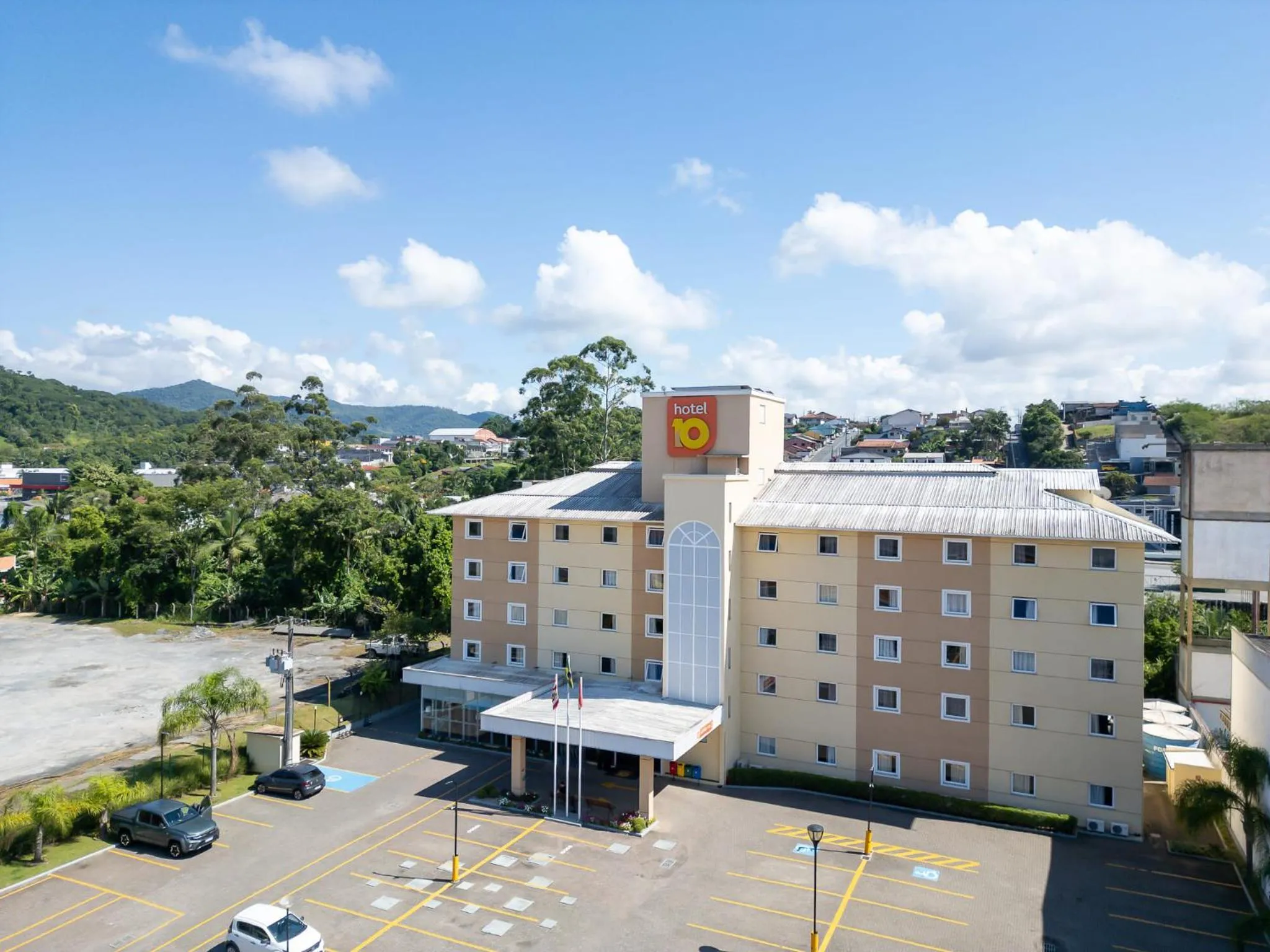 Property building in Hotel 10 Blumenau