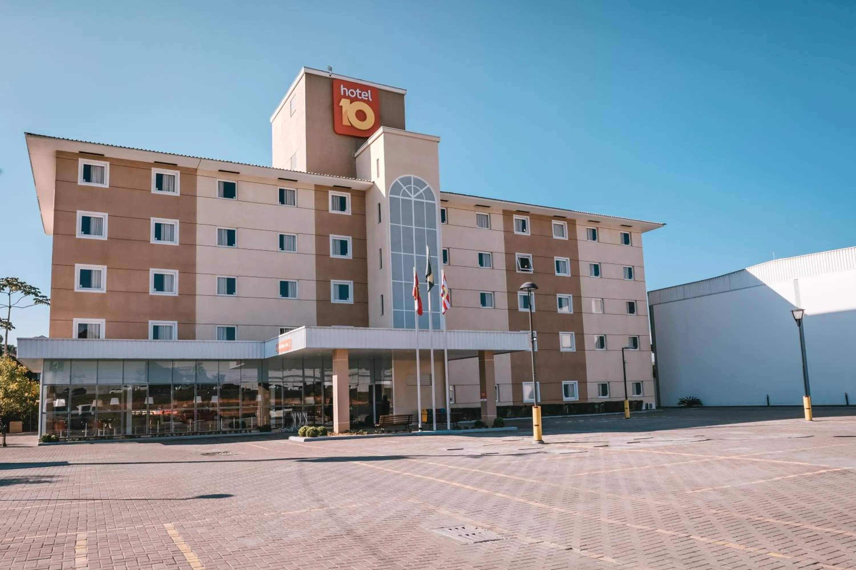 Property building in Hotel 10 Blumenau