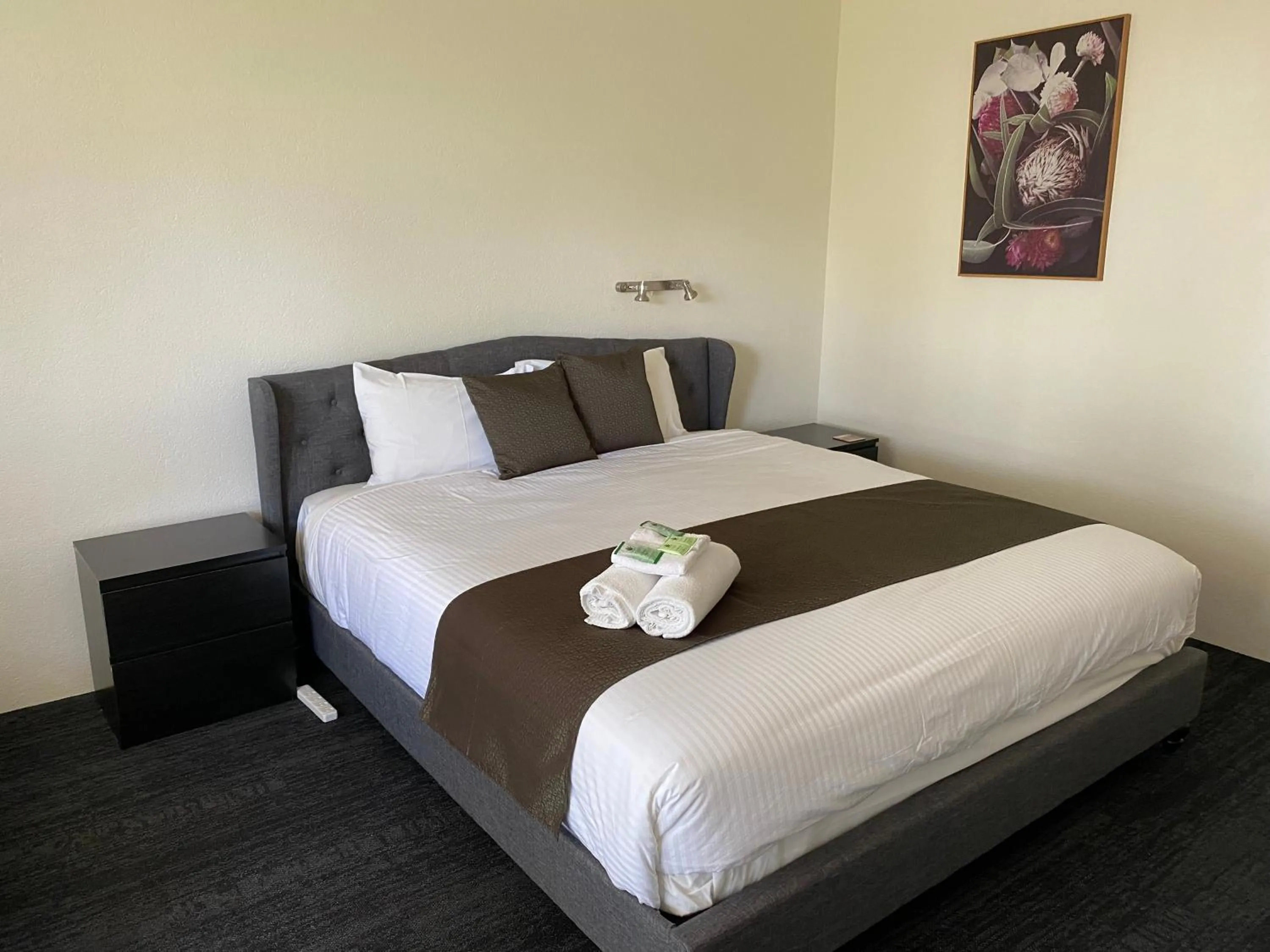 Bed in Warrina Inn Wodonga CBD