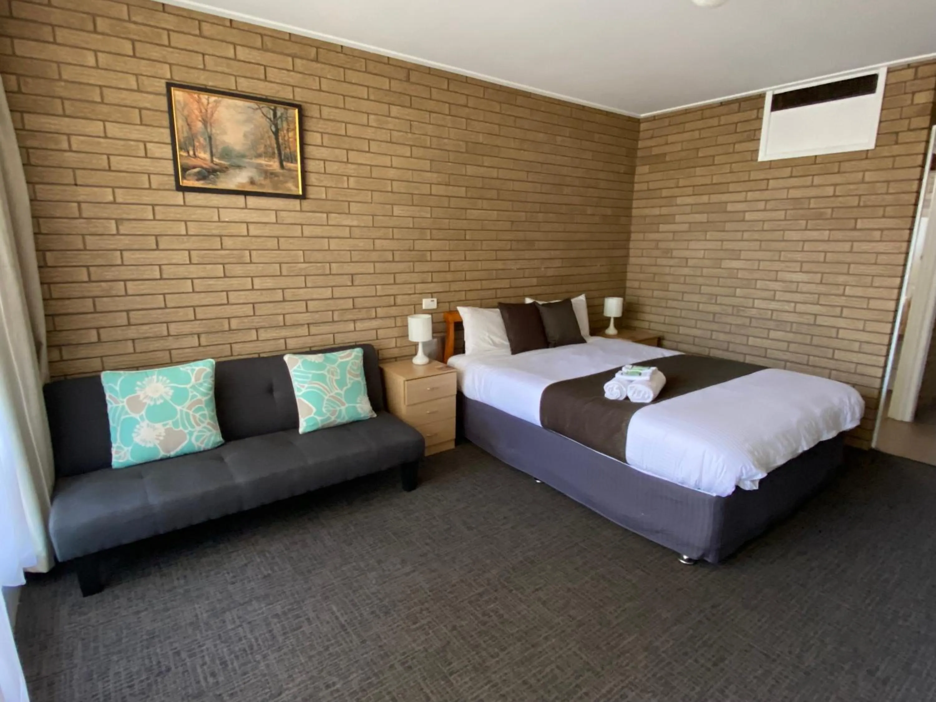 Bed in Warrina Inn Wodonga CBD