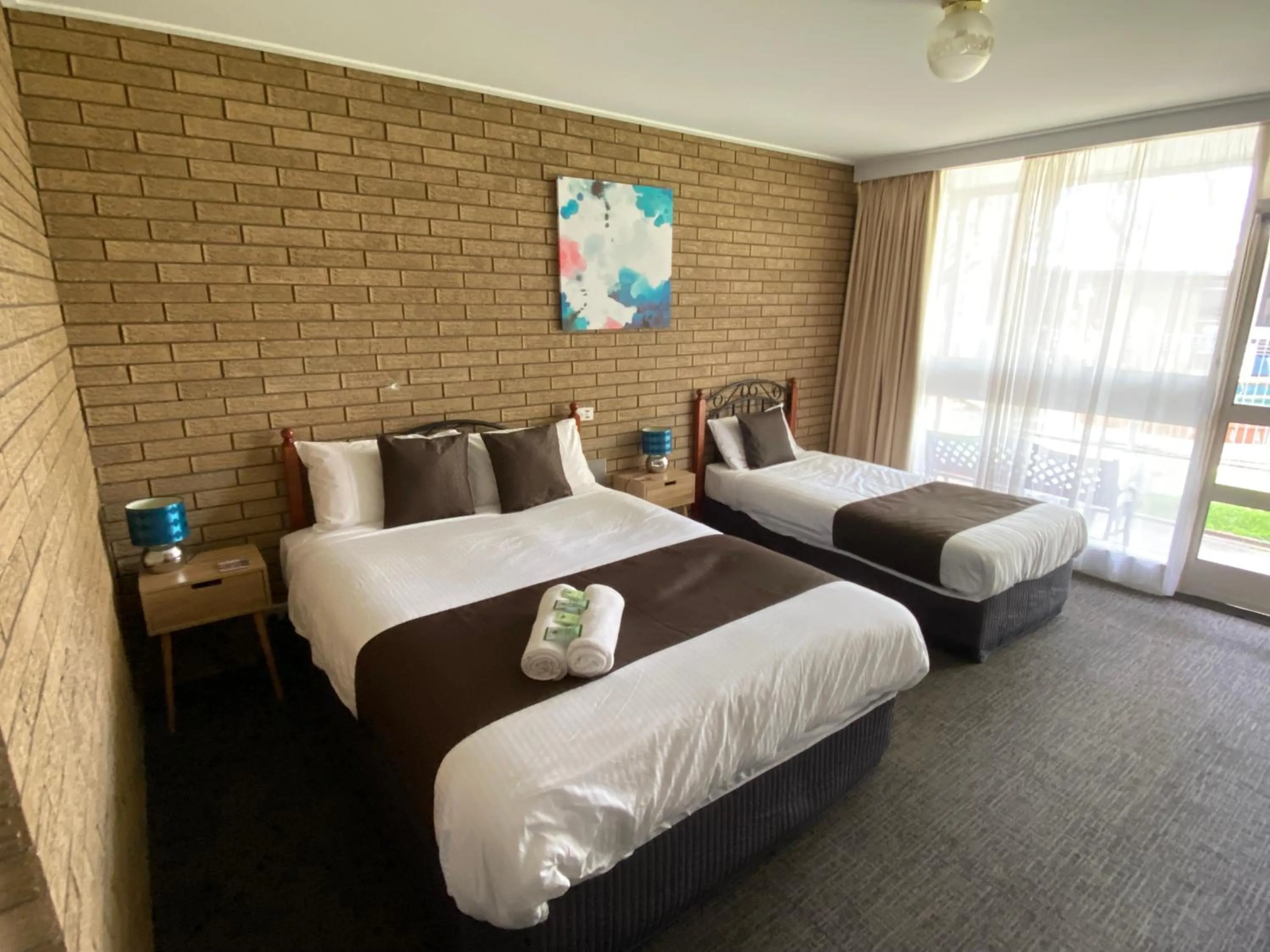 Bed in Warrina Inn Wodonga CBD