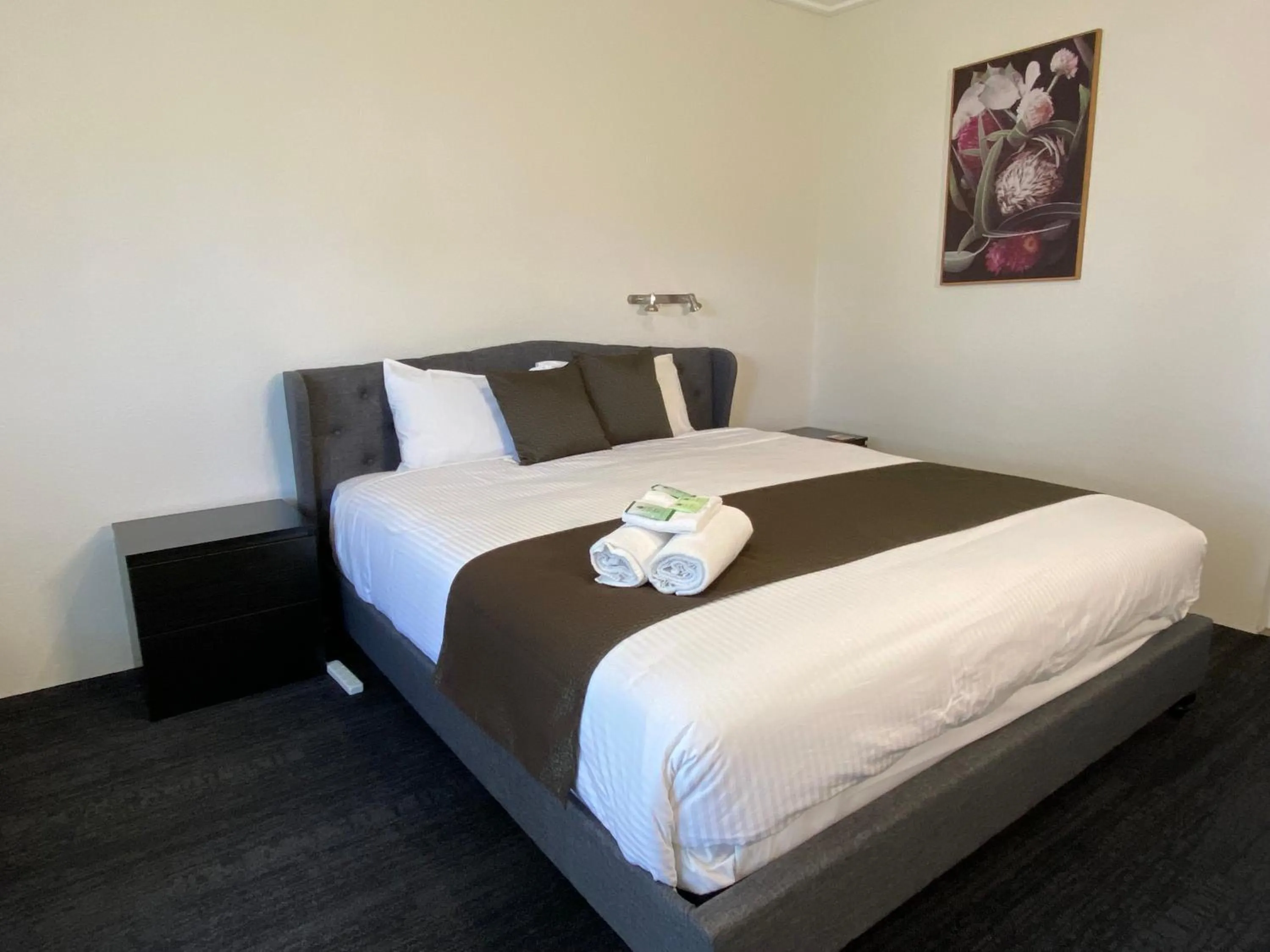 Bed in Warrina Inn Wodonga CBD