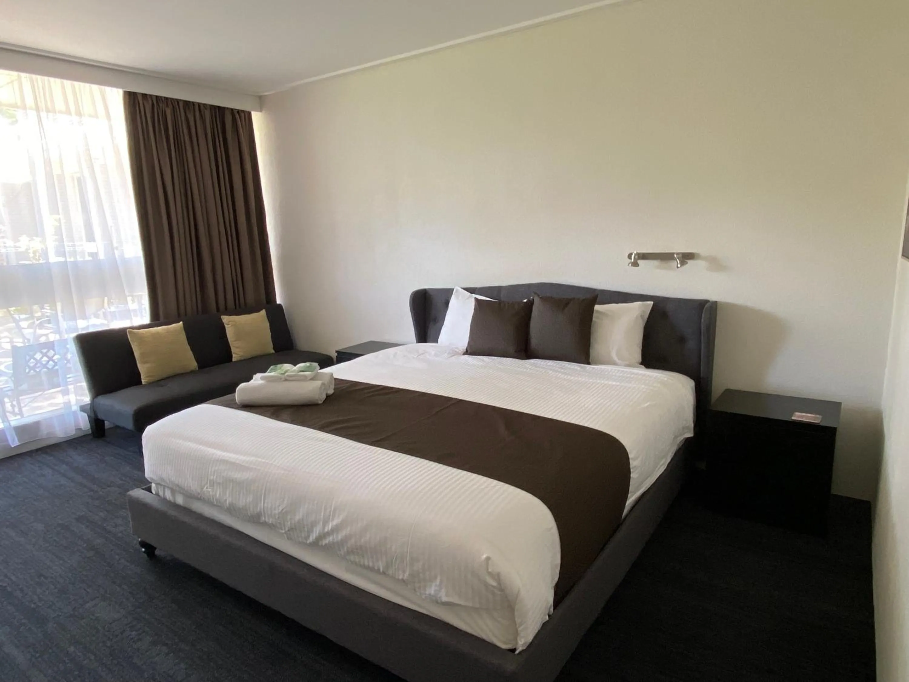 Bed in Warrina Inn Wodonga CBD