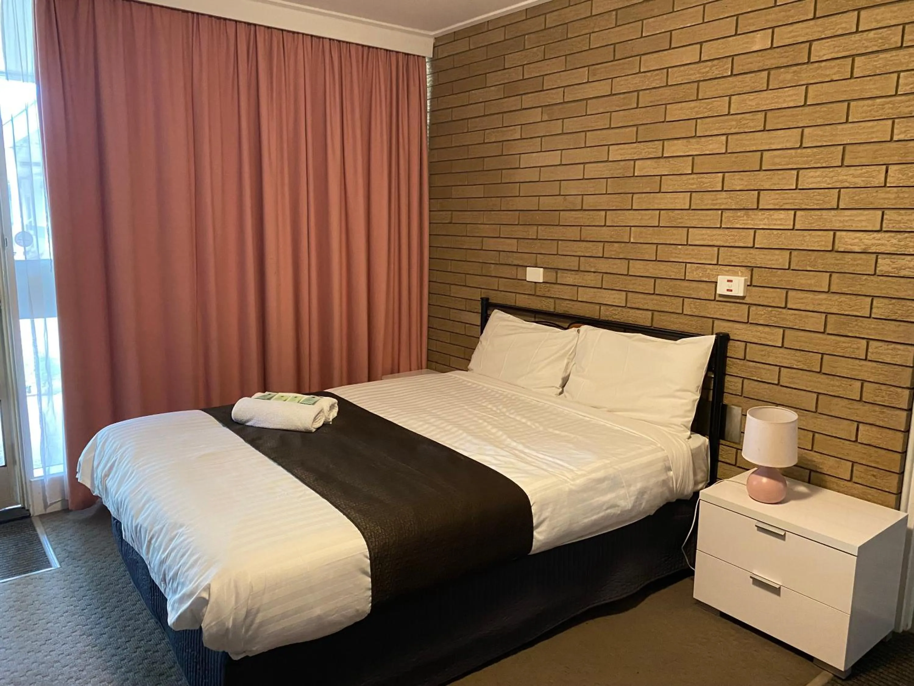 Bed in Warrina Inn Wodonga CBD