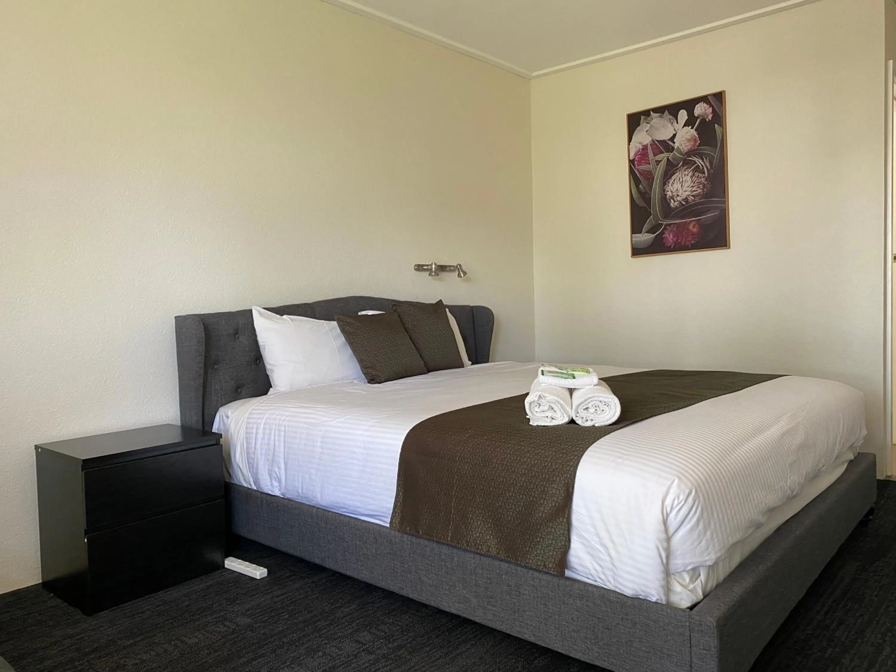 Bed in Warrina Inn Wodonga CBD